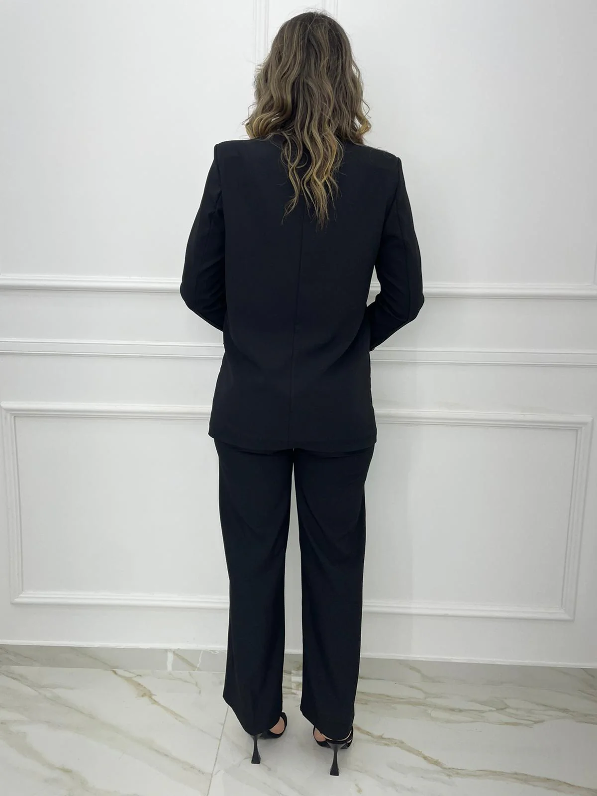 Tailleur con pantalone palazzo e giacca doppio petto - immagine 8