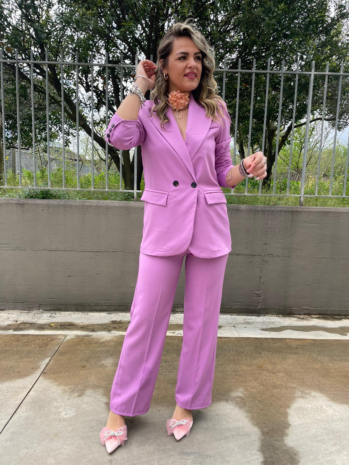 Tailleur con pantalone palazzo e giacca doppio petto