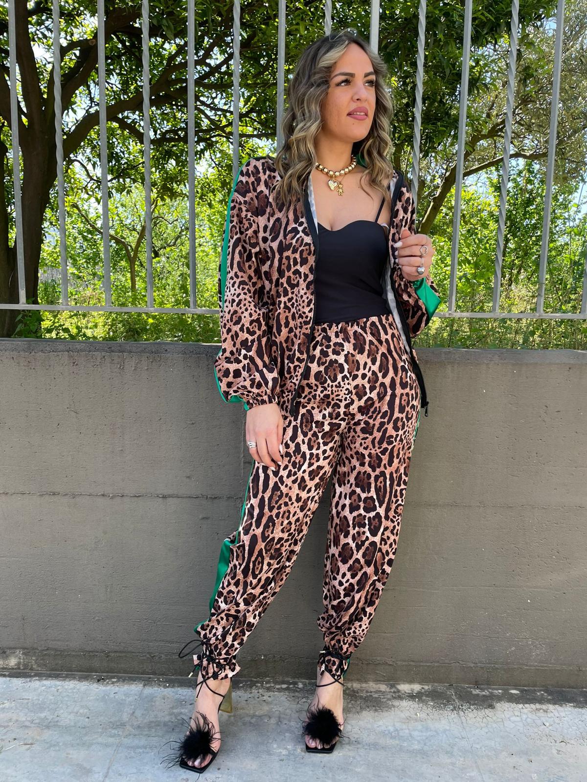 Coordinato 2 pezzi fantasia animalier con felpa - immagine 2