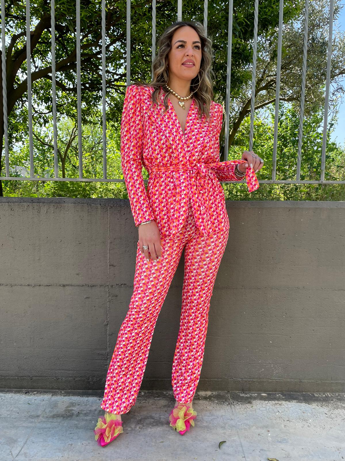 Tailleur fantasia colorata con pantalone a zampa