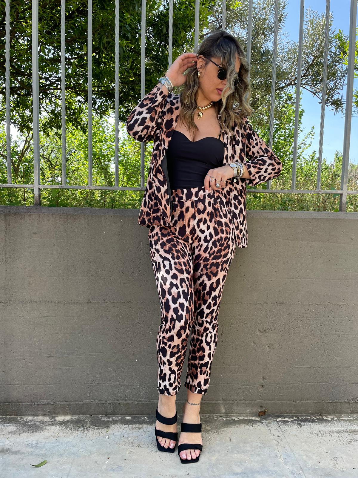 Tailleur fantasia animalier con giacca sciallata - immagine 3