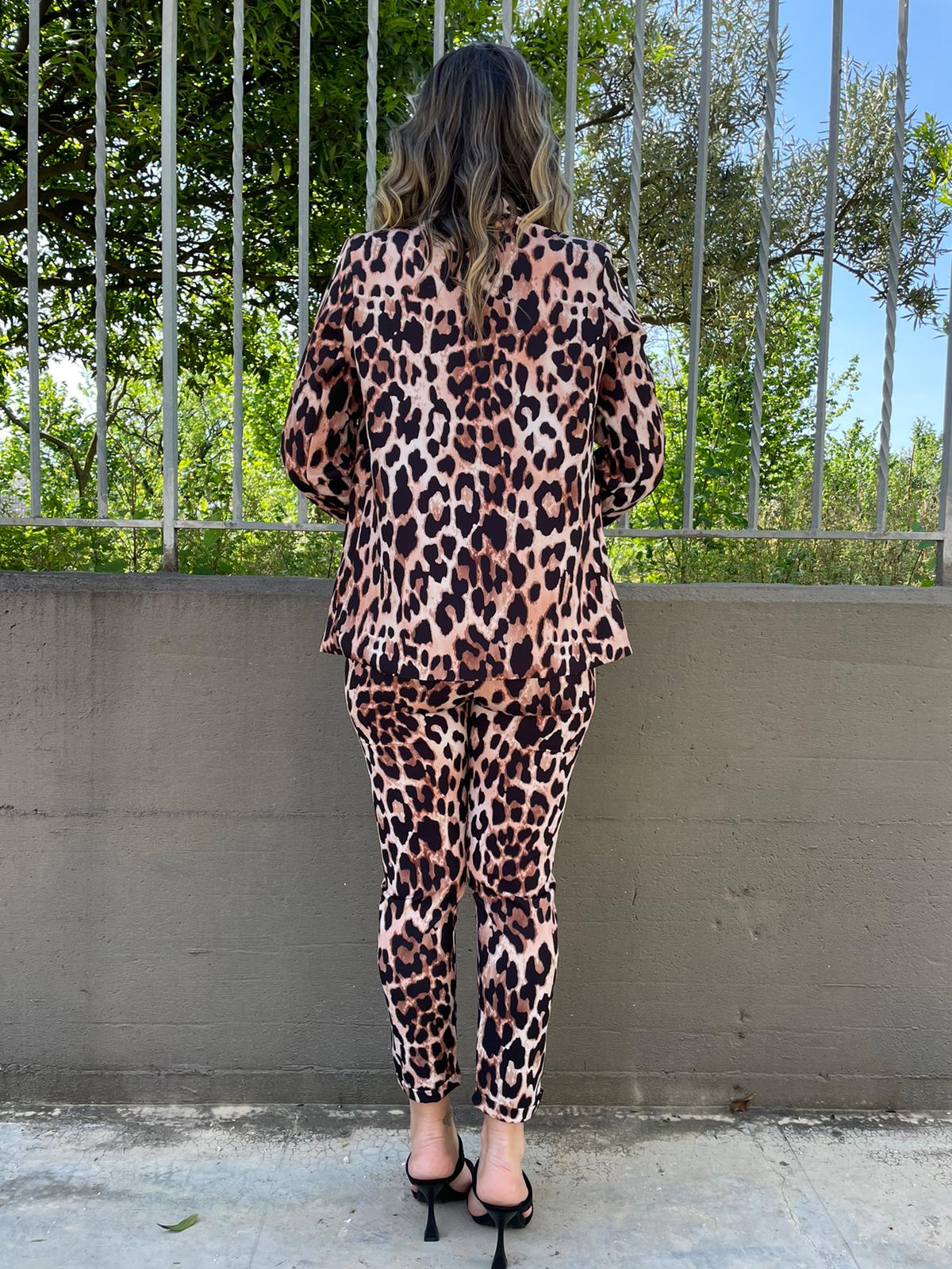 Tailleur fantasia animalier con giacca sciallata - immagine 4