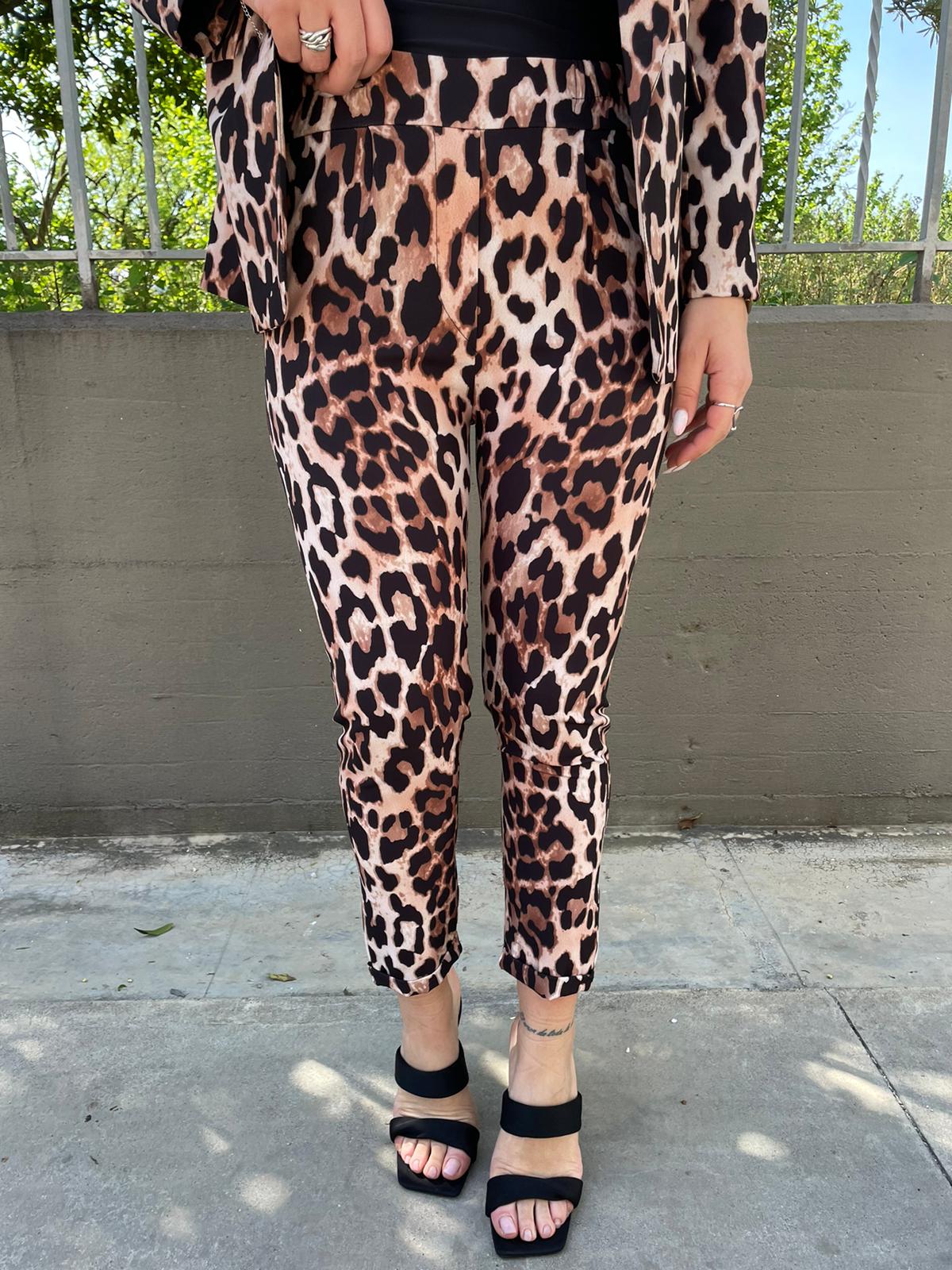 Tailleur fantasia animalier con giacca sciallata - immagine 5