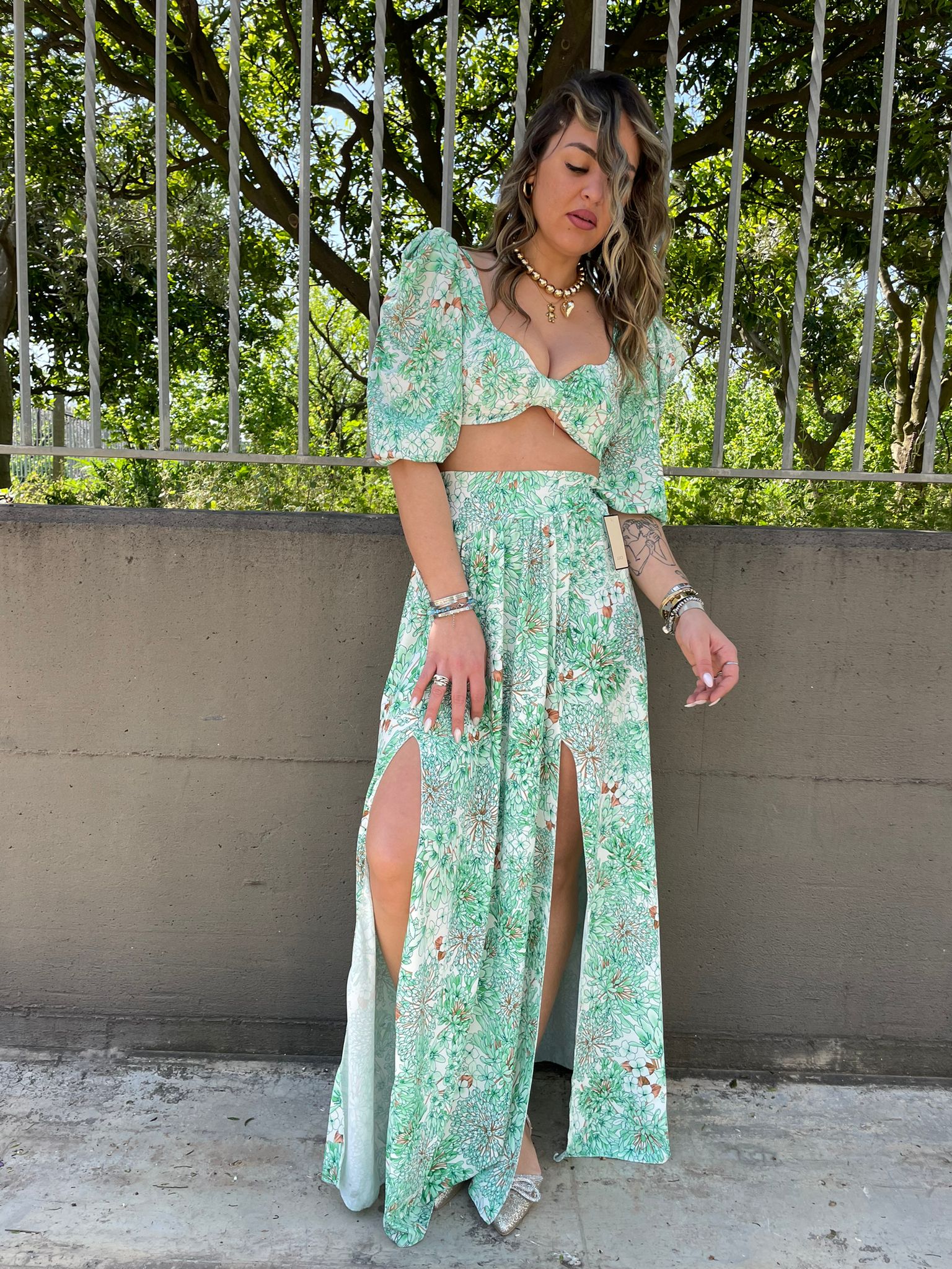 Coordinato 2 pezzi fantasia fiori con gonnellone - immagine 3