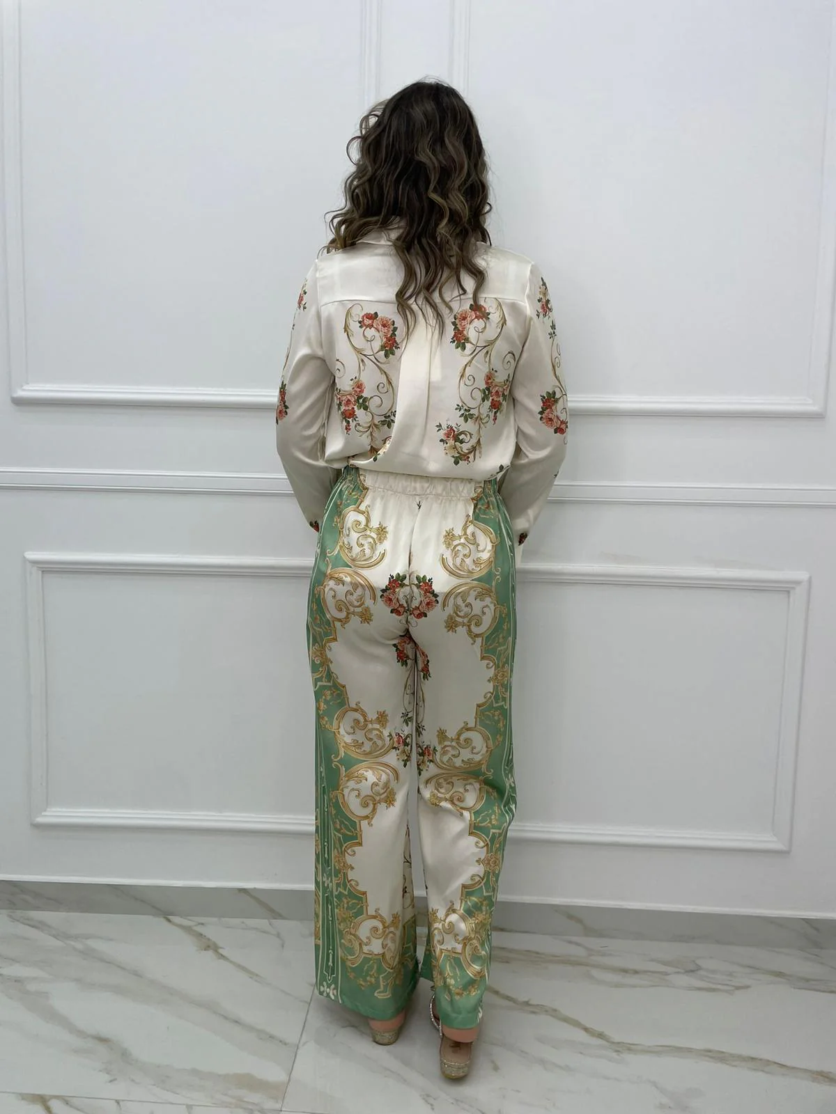 Coordinato 2 pezzi effetto seta con pantalone palazzo - immagine 9