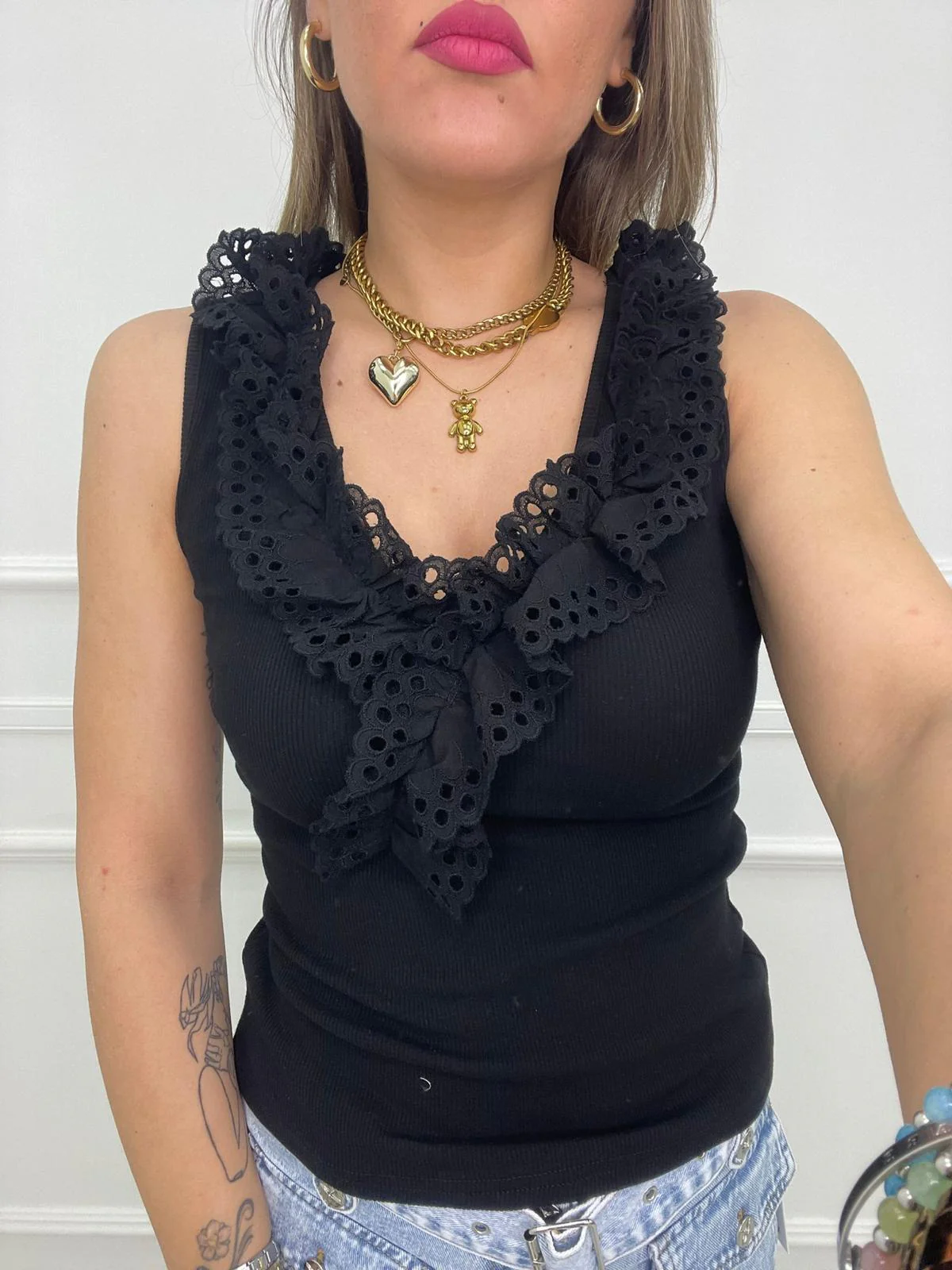 Top a costine tinta unita con rouches - immagine 5