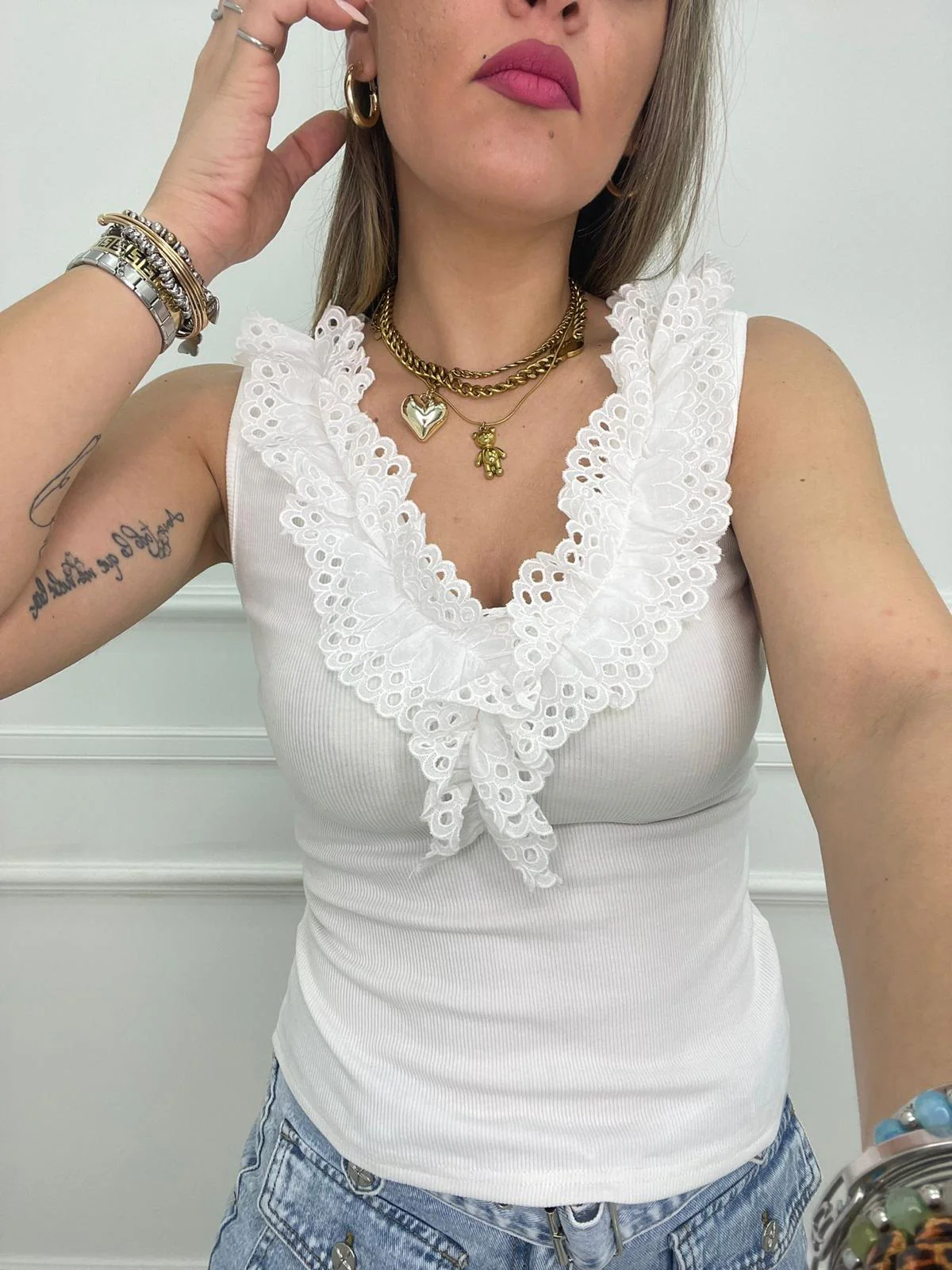 Top a costine tinta unita con rouches - immagine 8