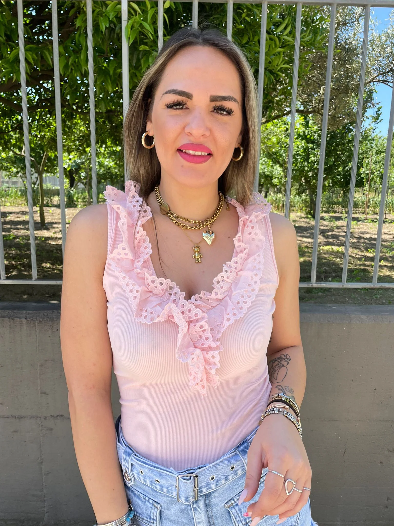 Top a costine tinta unita con rouches - immagine 2