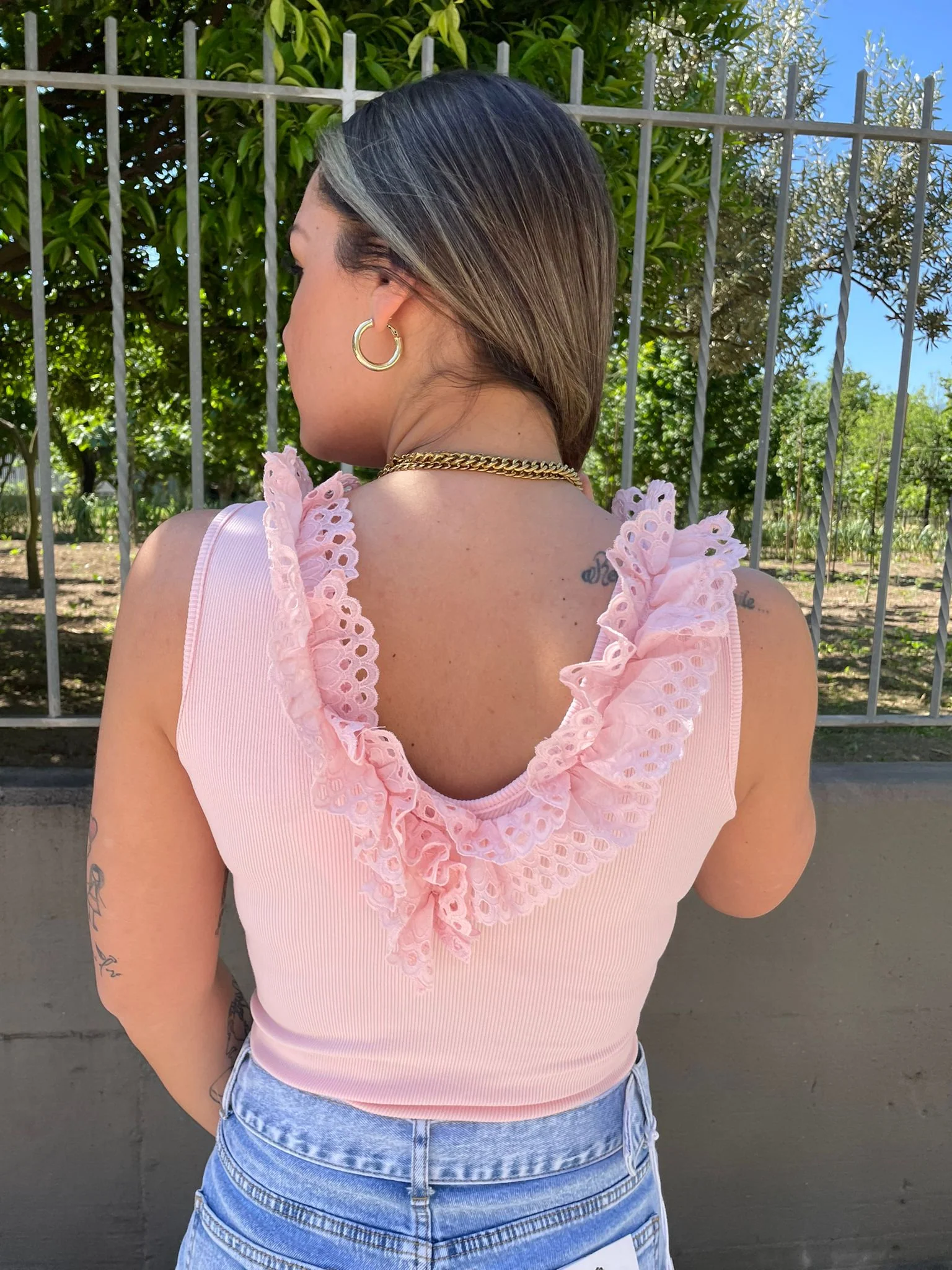 Top a costine tinta unita con rouches - immagine 3