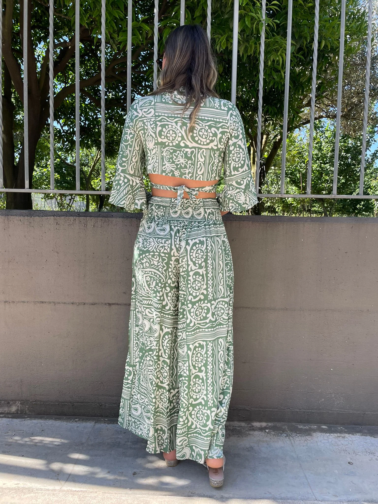 Coordinato fantasia etnica con pantalone e camicia crop - immagine 6