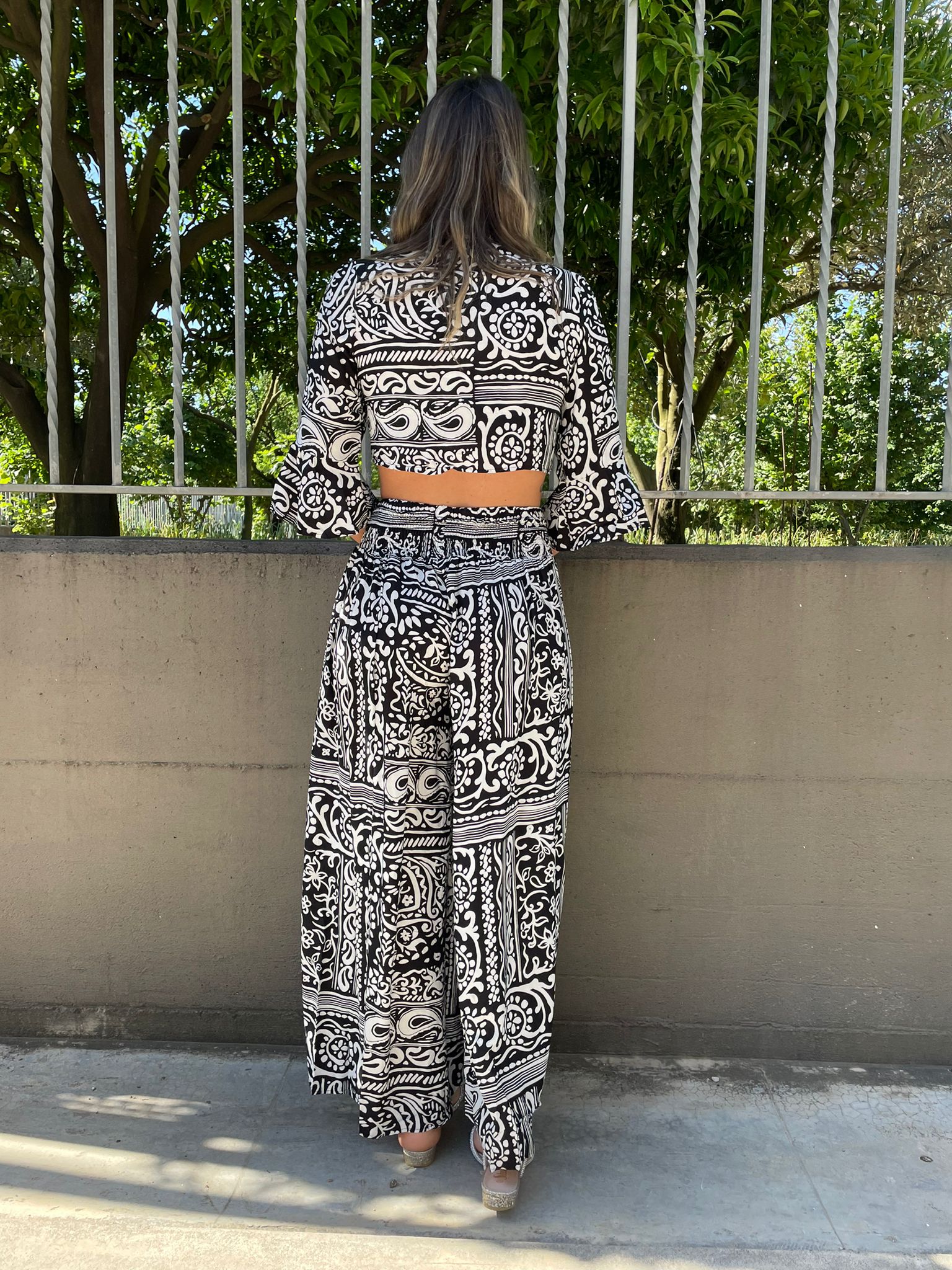 Coordinato fantasia etnica con pantalone e camicia crop - immagine 9