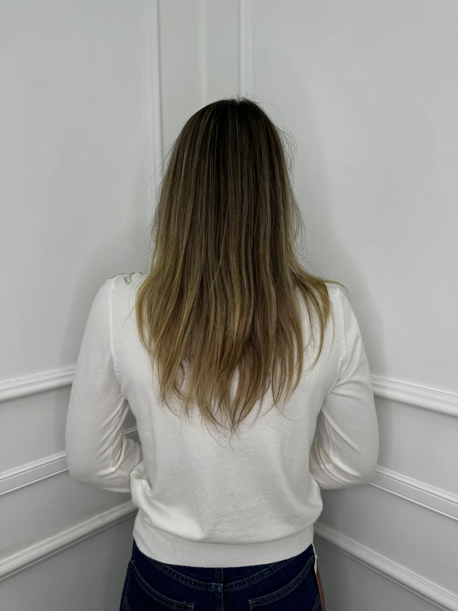 Maglioncino giro collo con applicazioni alle spalle - immagine 7