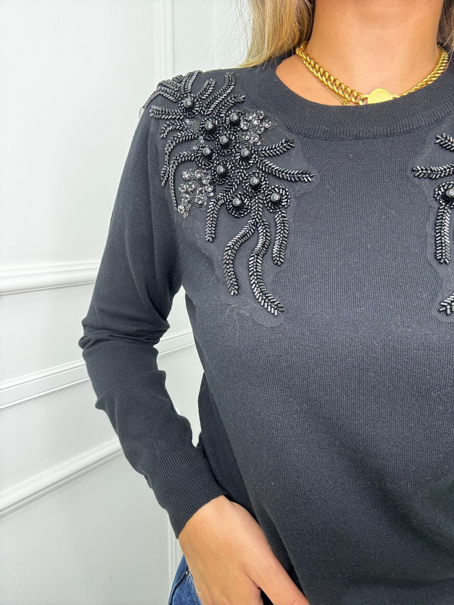 Maglioncino giro collo con applicazioni alle spalle - immagine 9