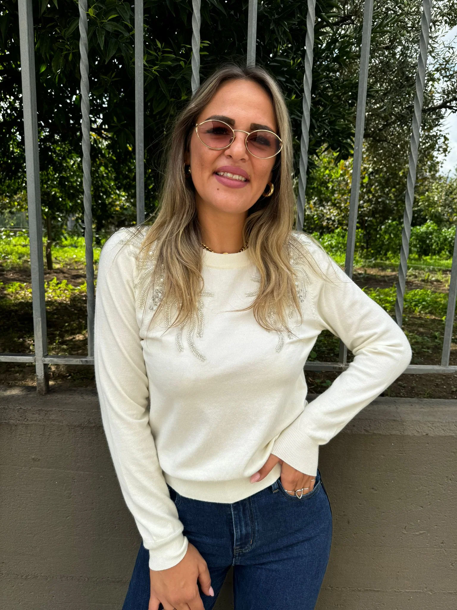 Maglioncino giro collo con applicazioni alle spalle - immagine 2