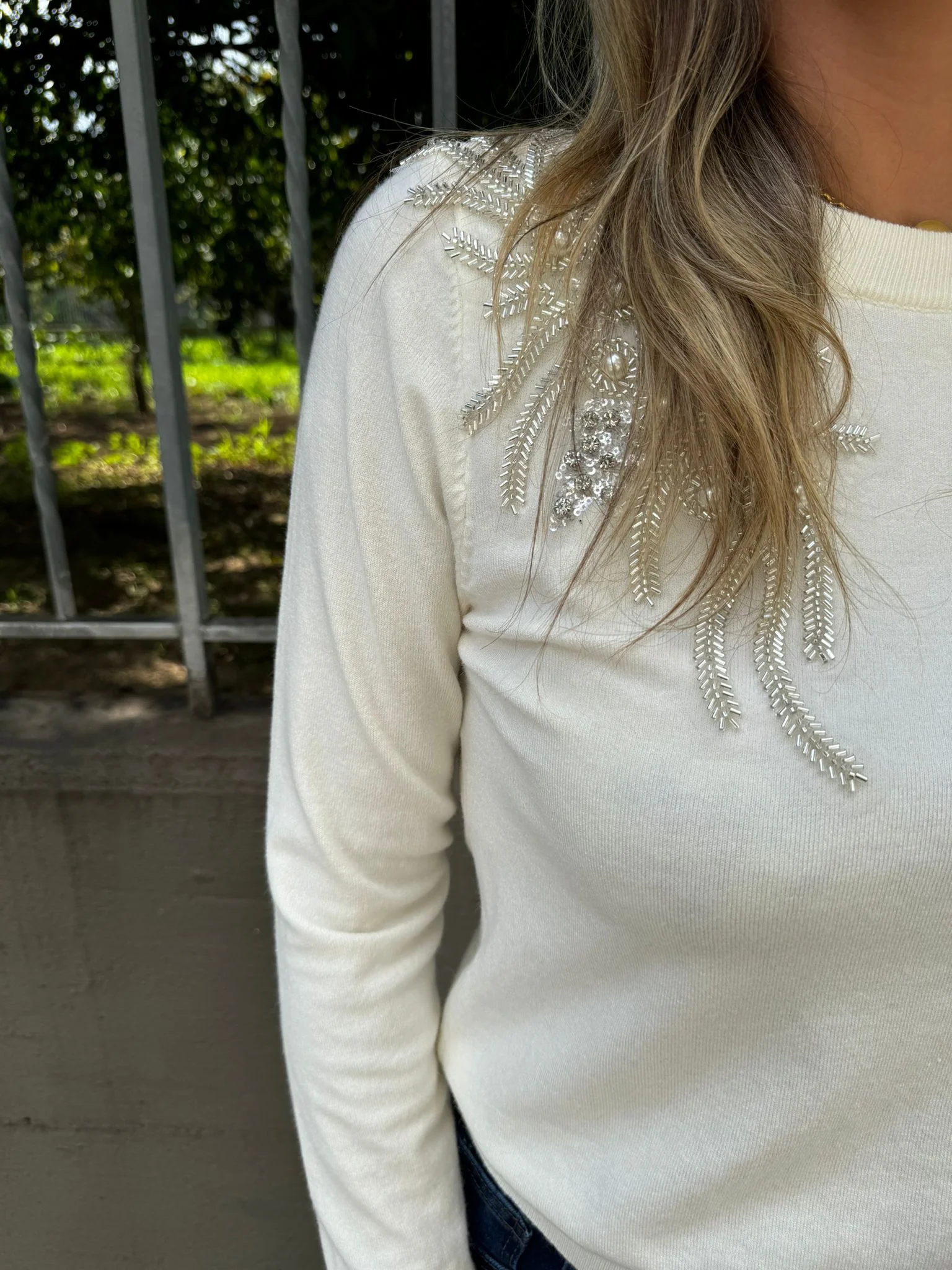 Maglioncino giro collo con applicazioni alle spalle - immagine 3