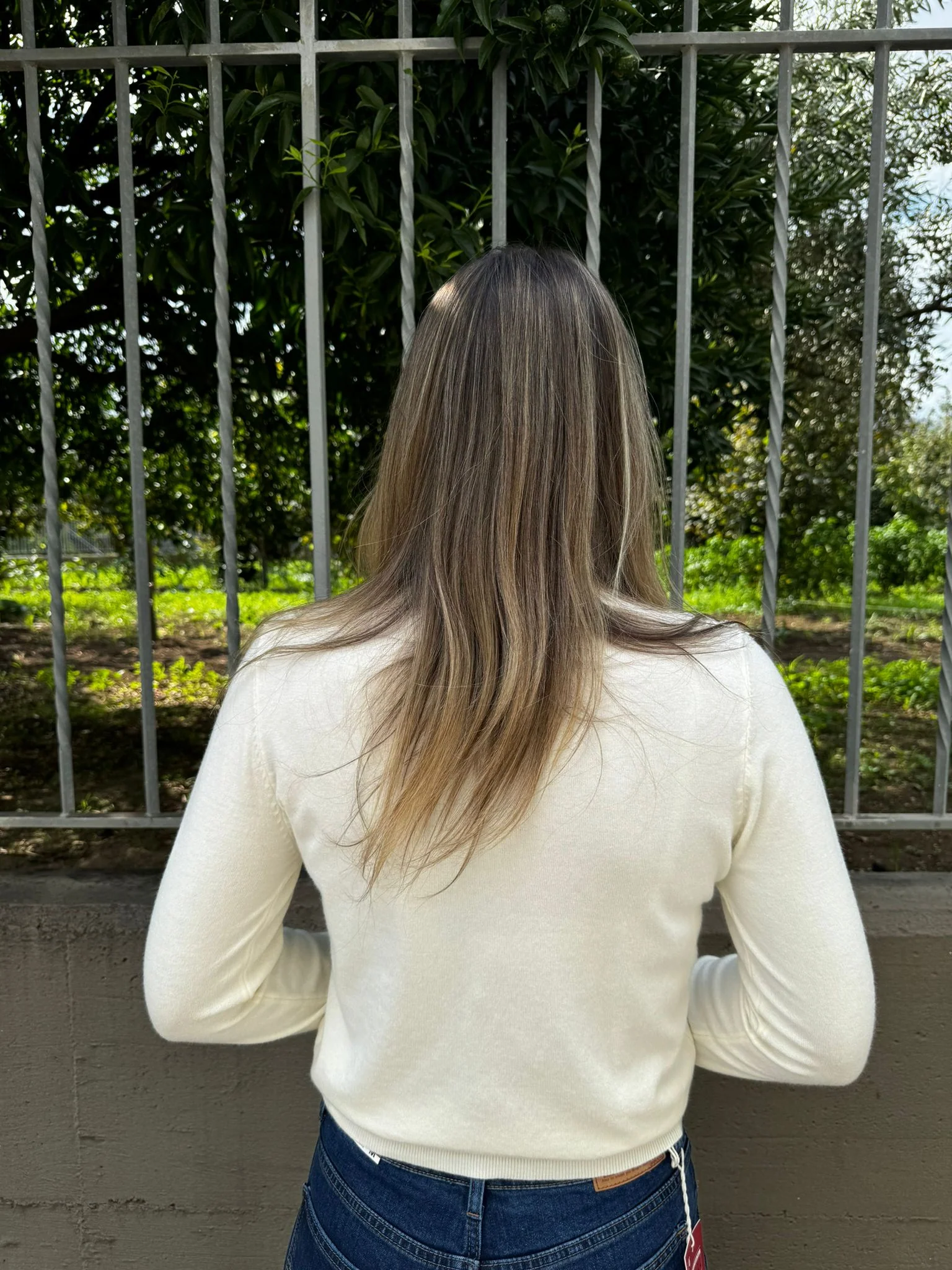 Maglioncino giro collo con applicazioni alle spalle - immagine 4