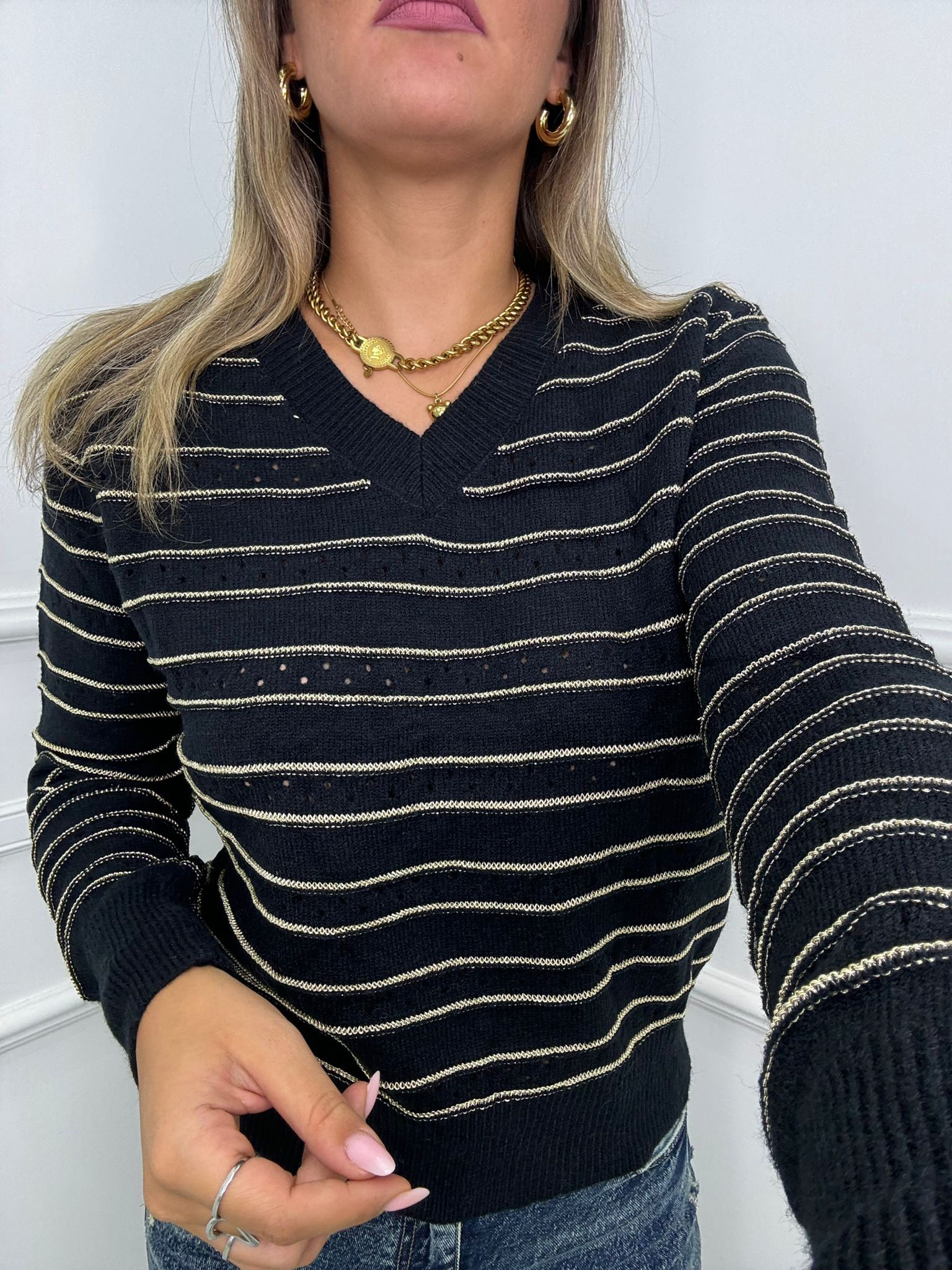 Maglione traforato scollo a V con righe laminate - immagine 5