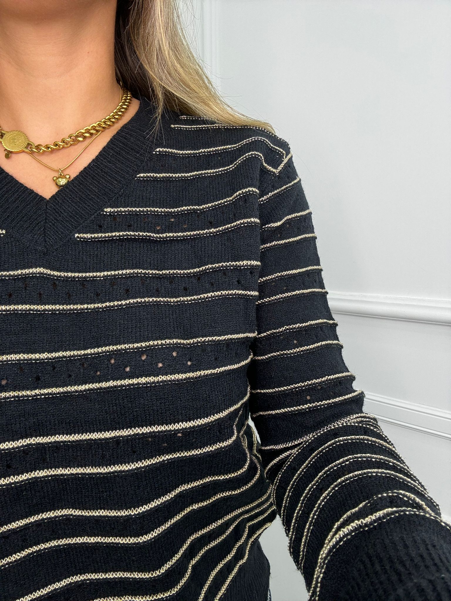 Maglione traforato scollo a V con righe laminate - immagine 7