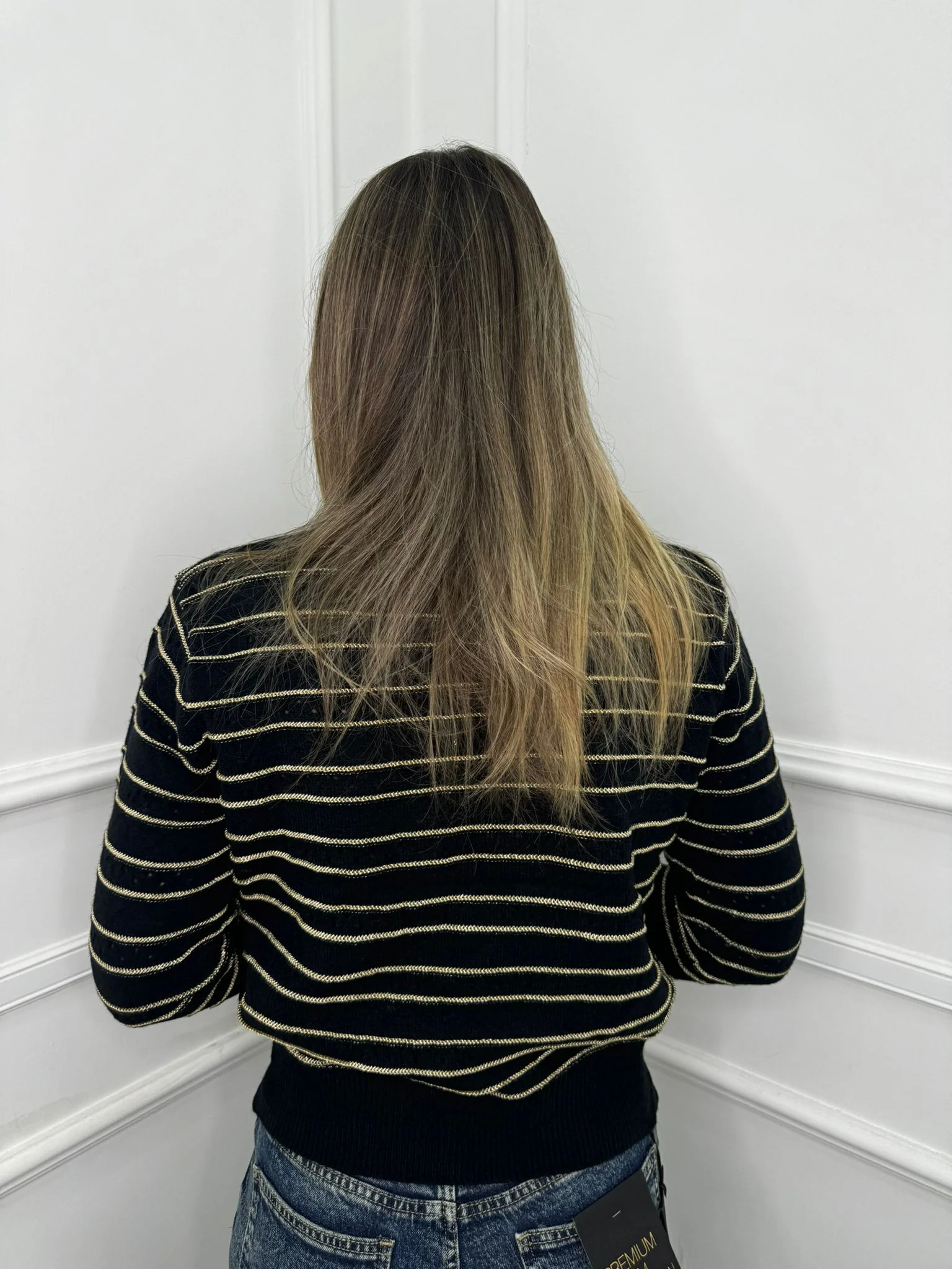 Maglione traforato scollo a V con righe laminate - immagine 6