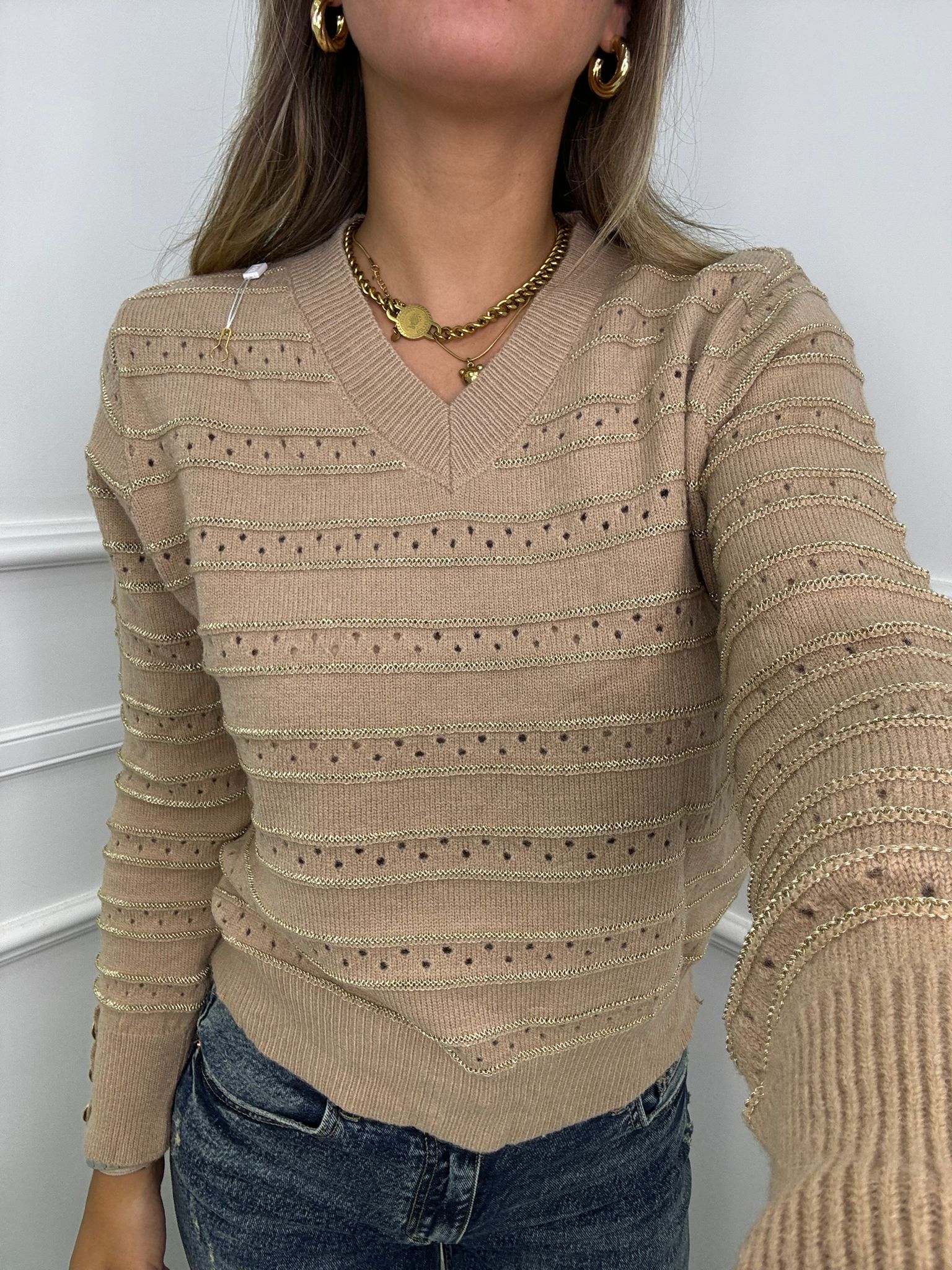 Maglione traforato scollo a V con righe laminate - immagine 8