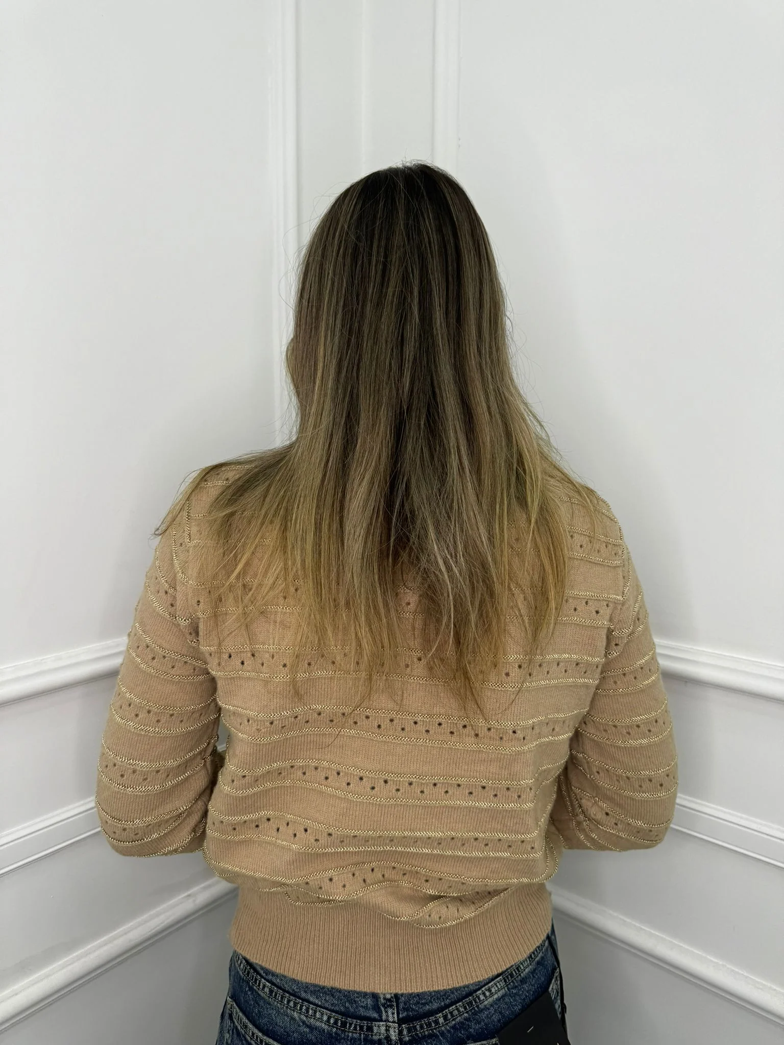 Maglione traforato scollo a V con righe laminate - immagine 9