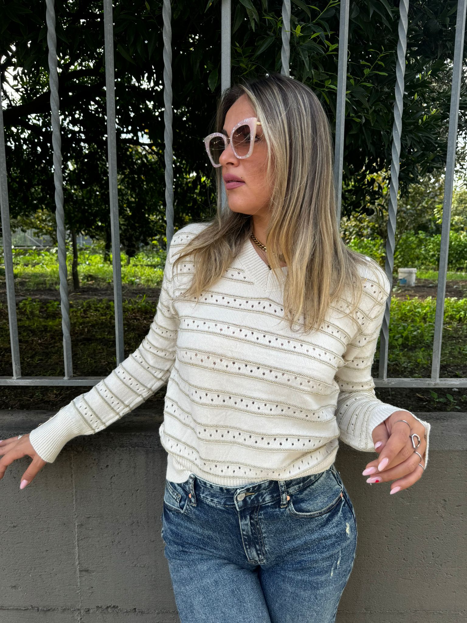 Maglione traforato scollo a V con righe laminate - immagine 2