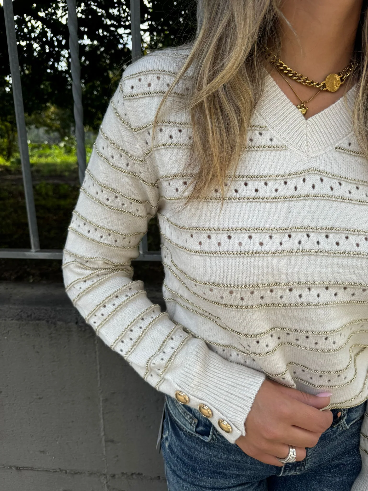 Maglione traforato scollo a V con righe laminate - immagine 4