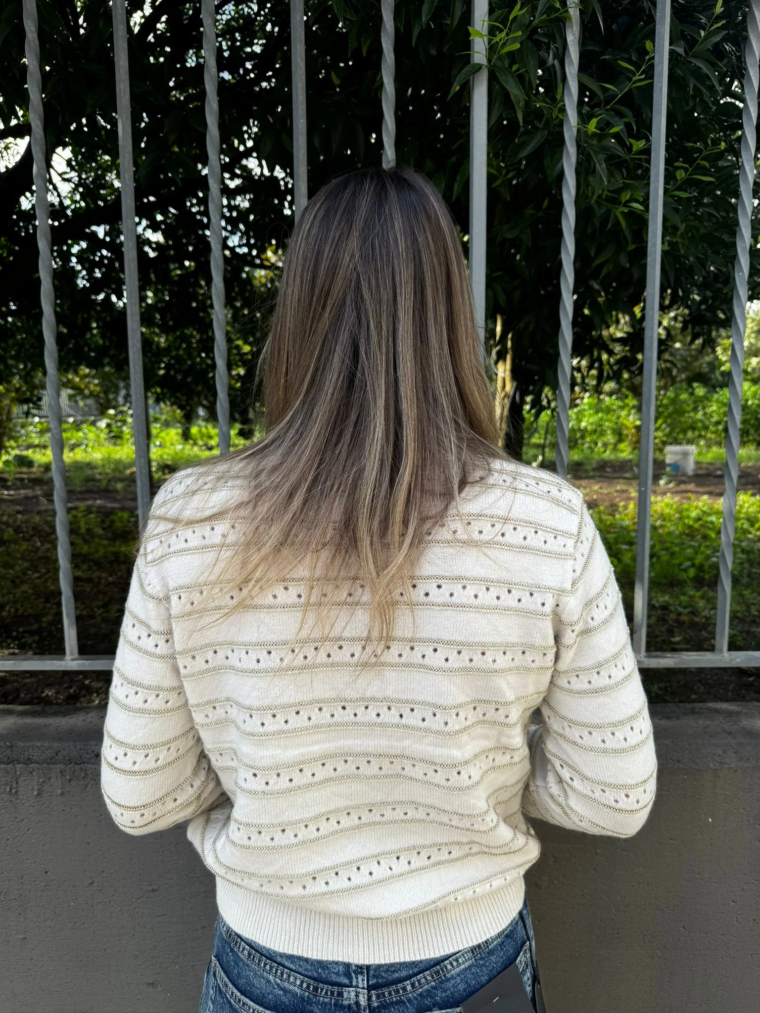 Maglione traforato scollo a V con righe laminate - immagine 3