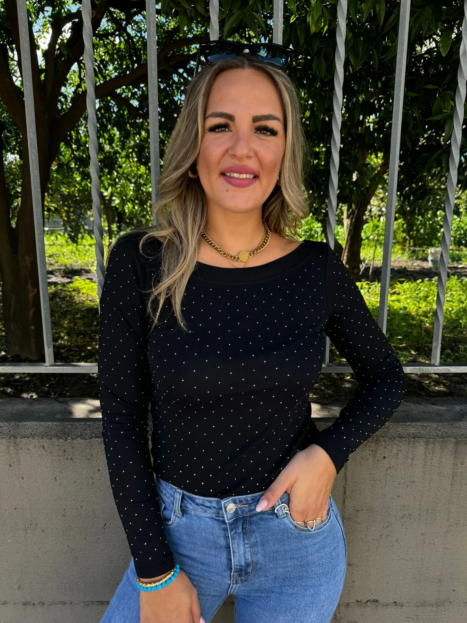 Maglia in cotone con brillantini e scollo a barca