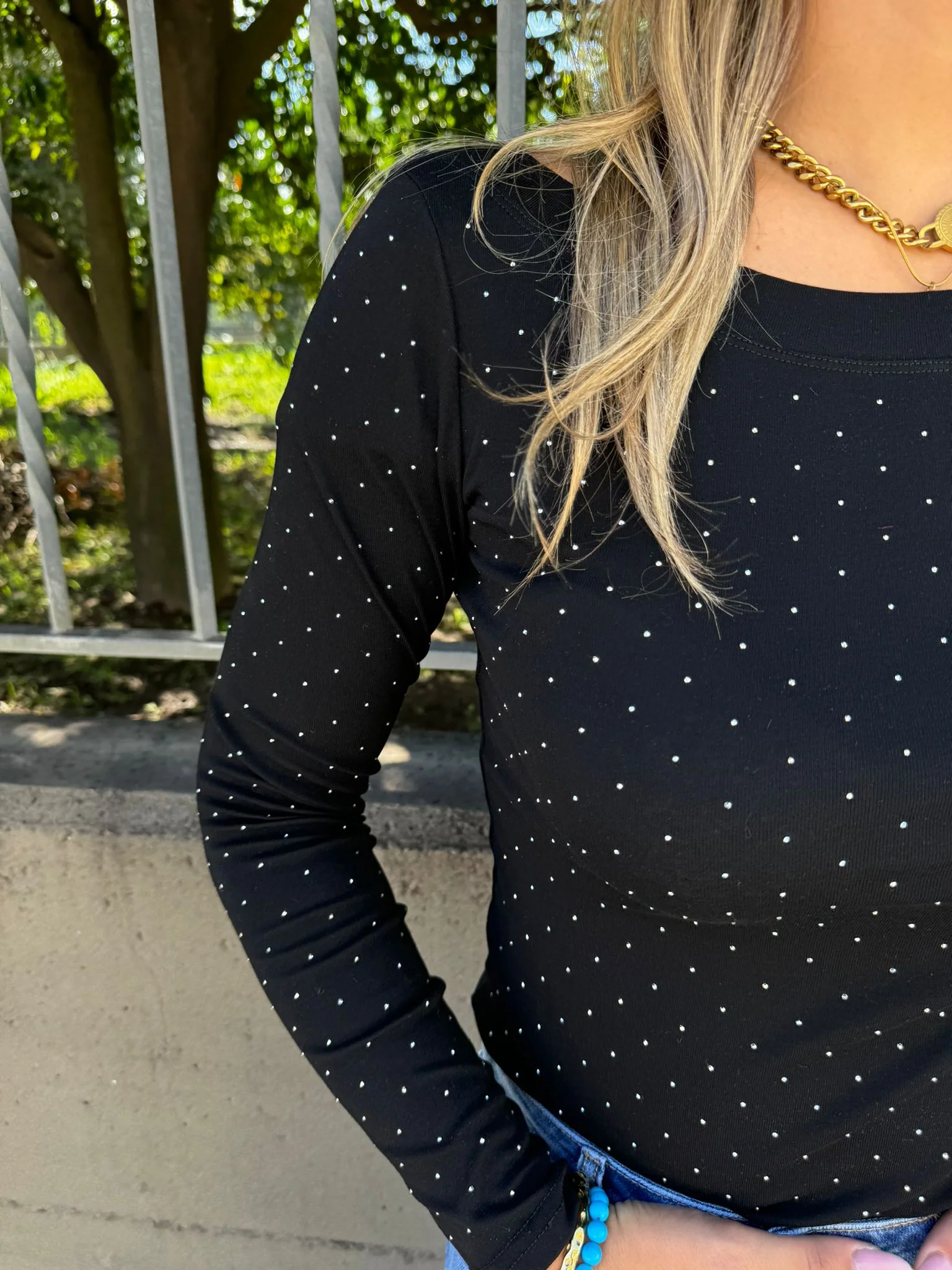 Maglia in cotone con brillantini e scollo a barca - immagine 3