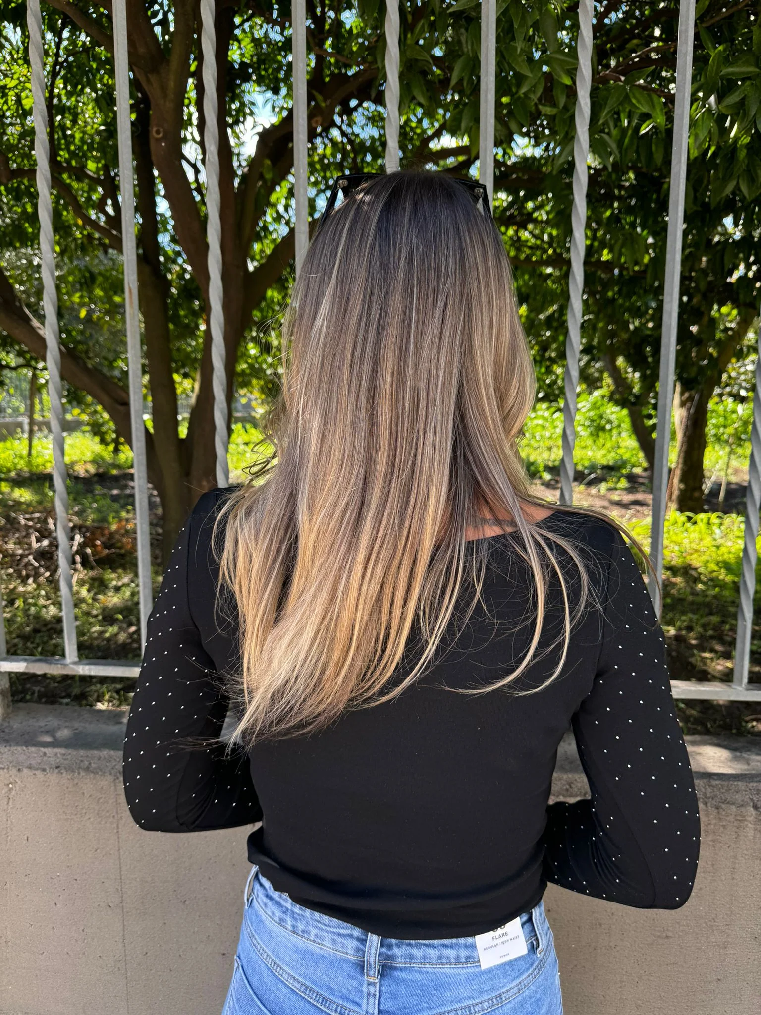 Maglia in cotone con brillantini e scollo a barca - immagine 4