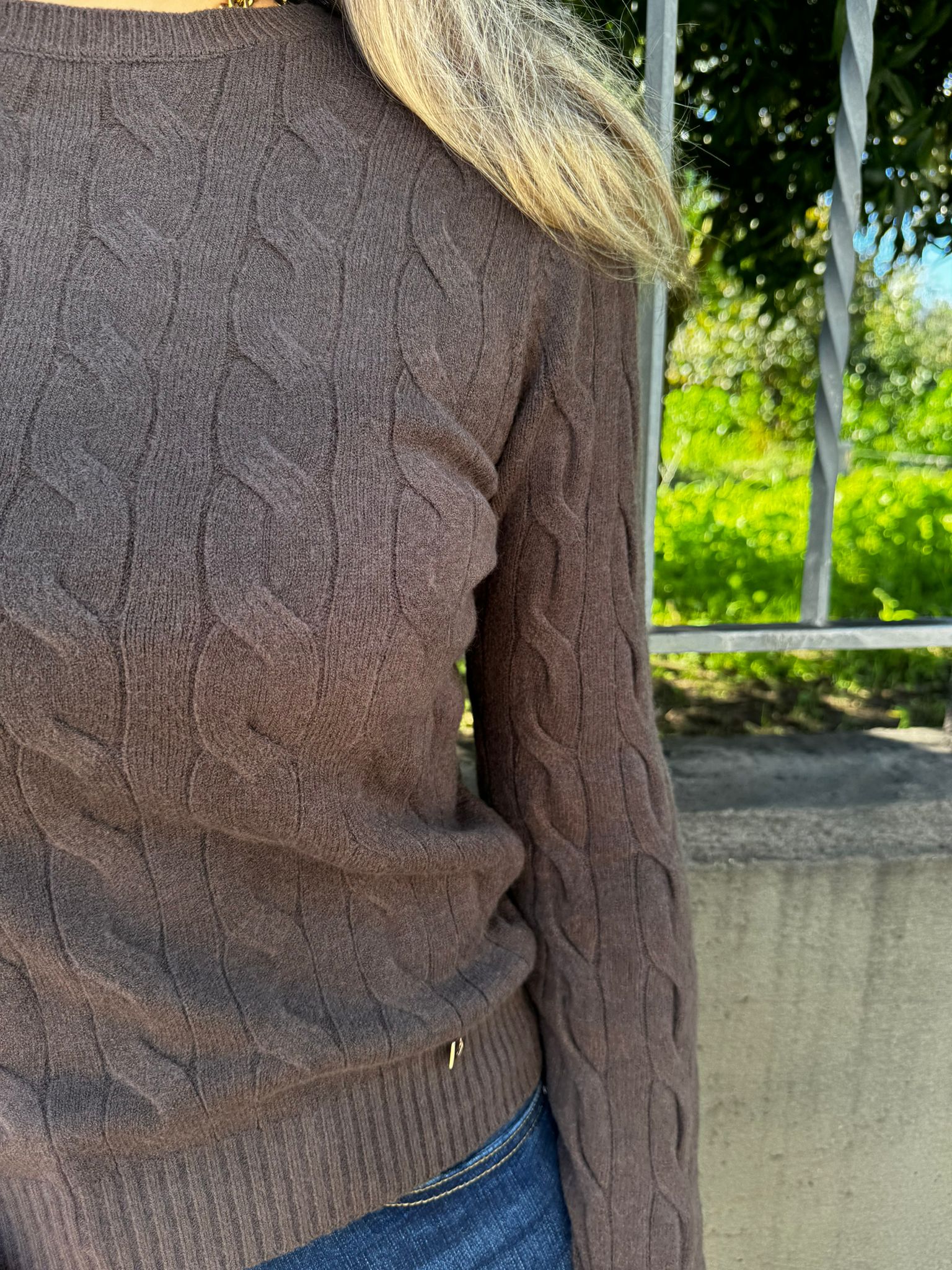 Maglioncino giro collo trama treccia - immagine 3