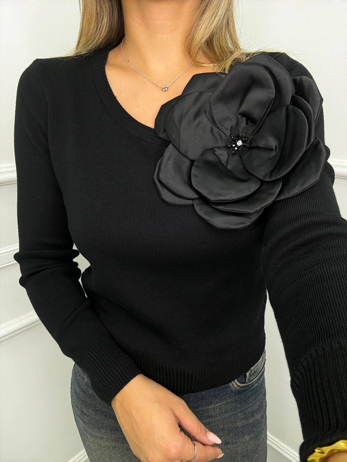 Maglioncino giro collo con fiore sul lato - immagine 5