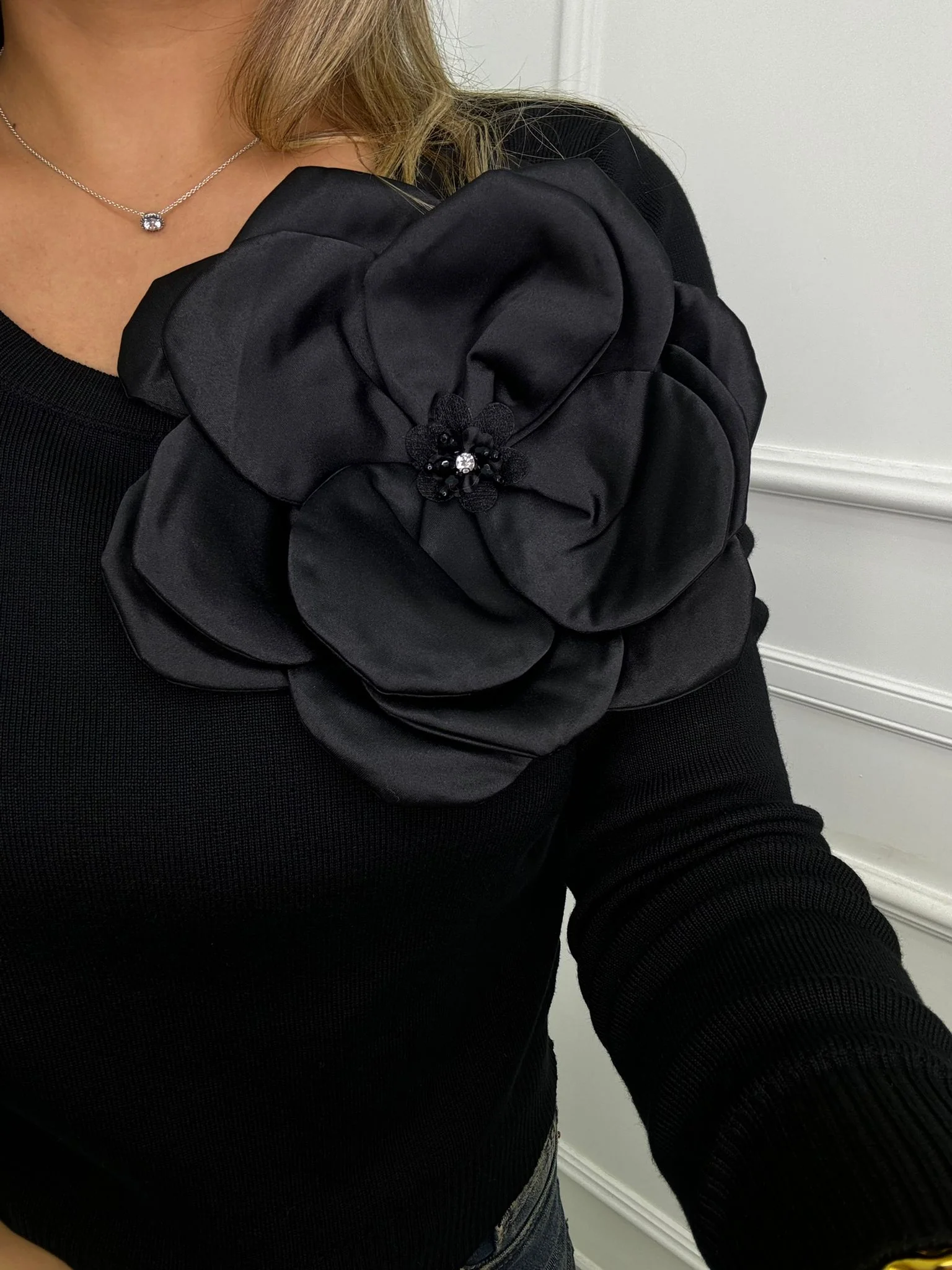 Maglioncino giro collo con fiore sul lato - immagine 6