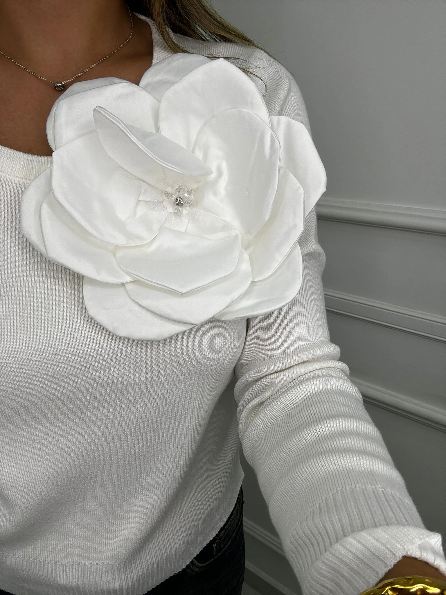 Maglioncino giro collo con fiore sul lato - immagine 9