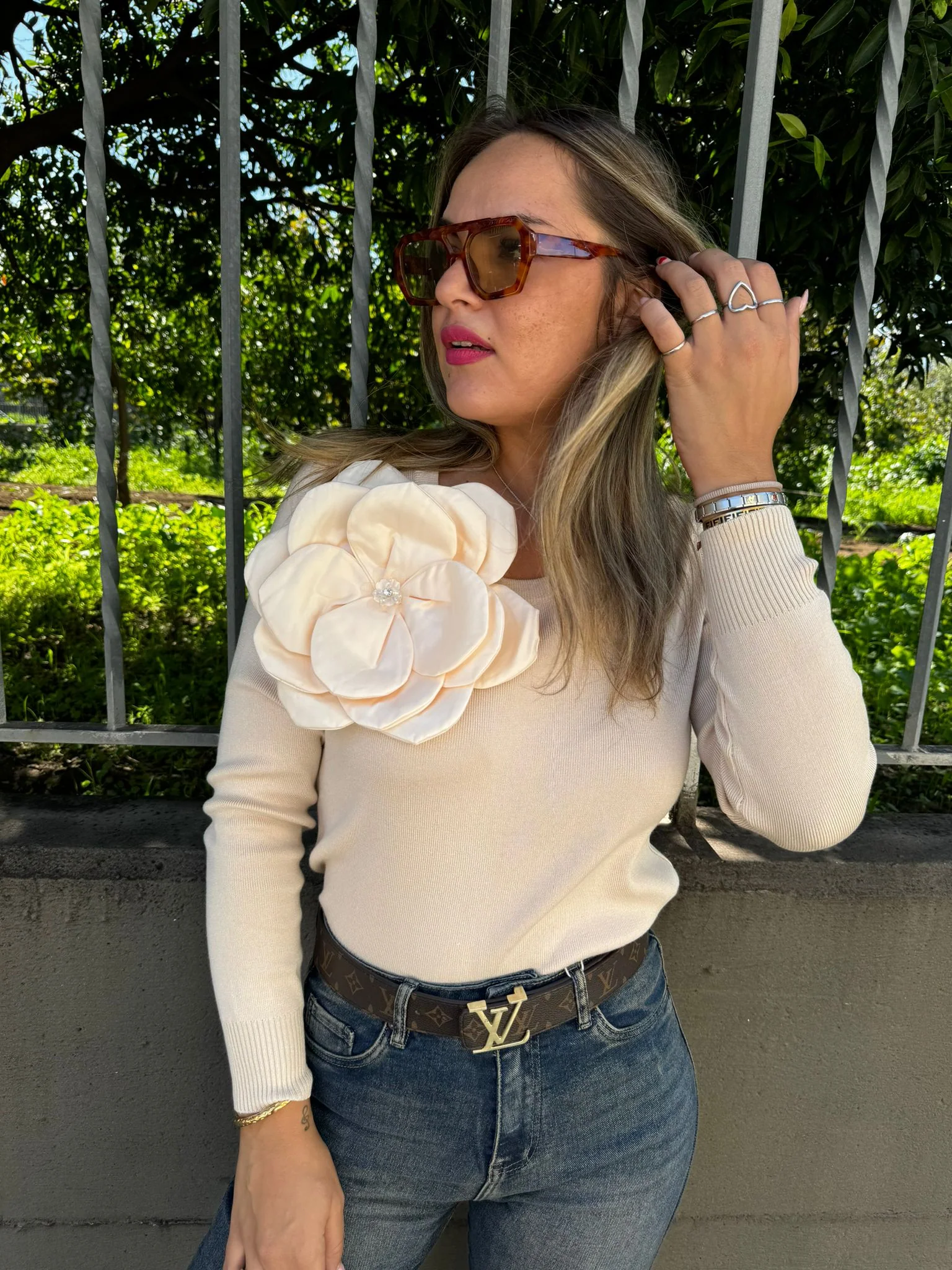 Maglioncino giro collo con fiore sul lato - immagine 2