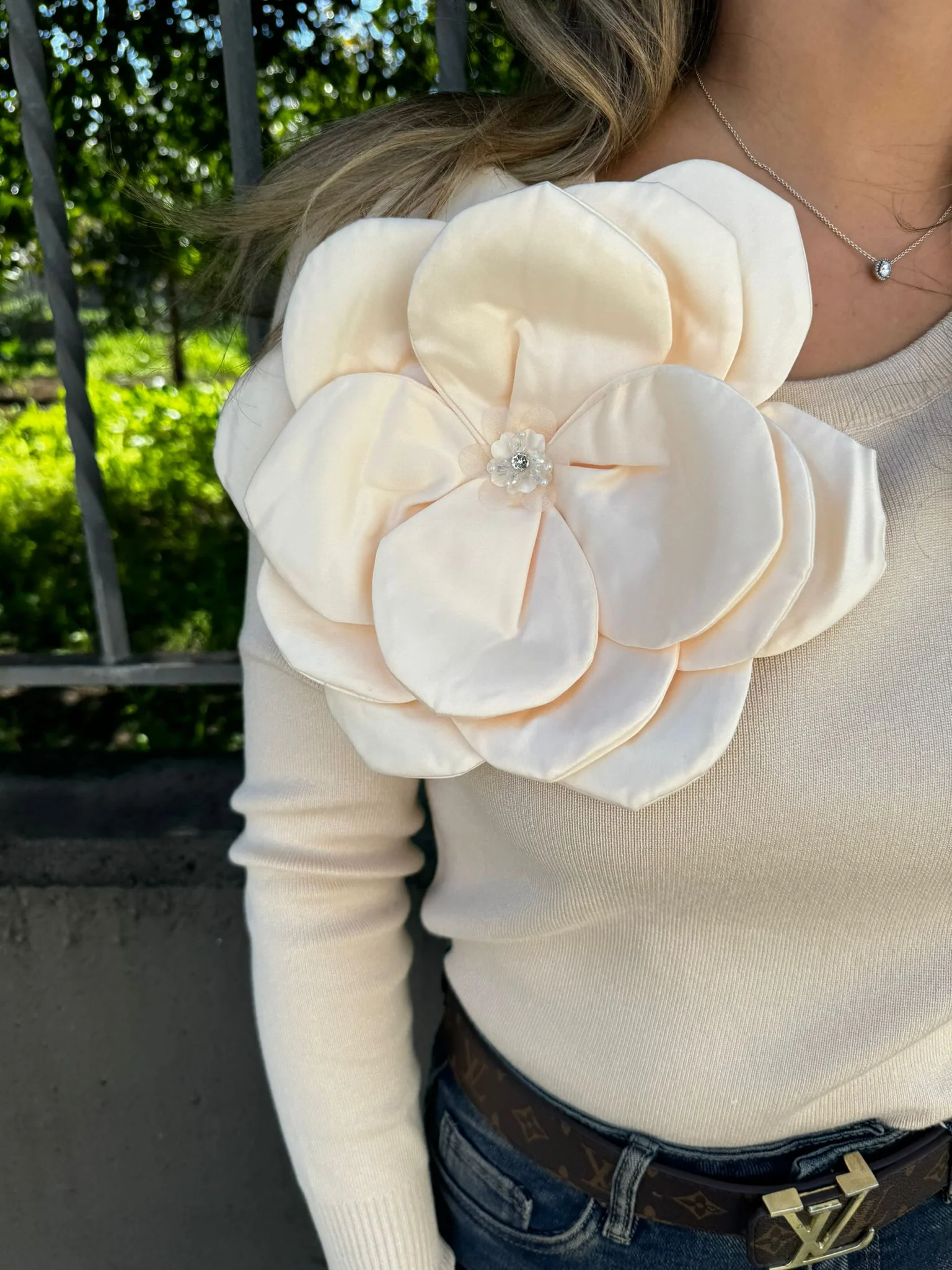 Maglioncino giro collo con fiore sul lato - immagine 3