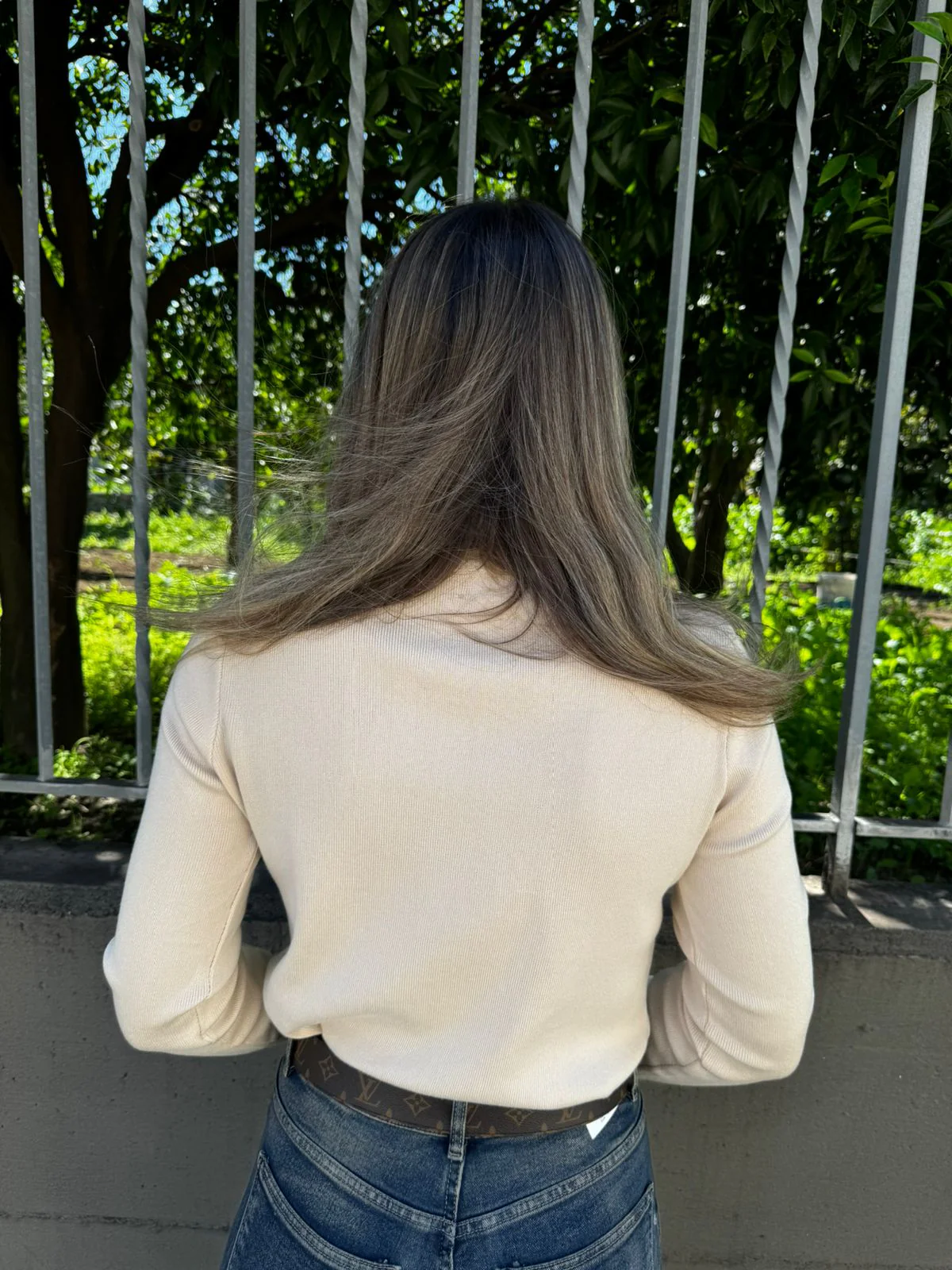 Maglioncino giro collo con fiore sul lato - immagine 4