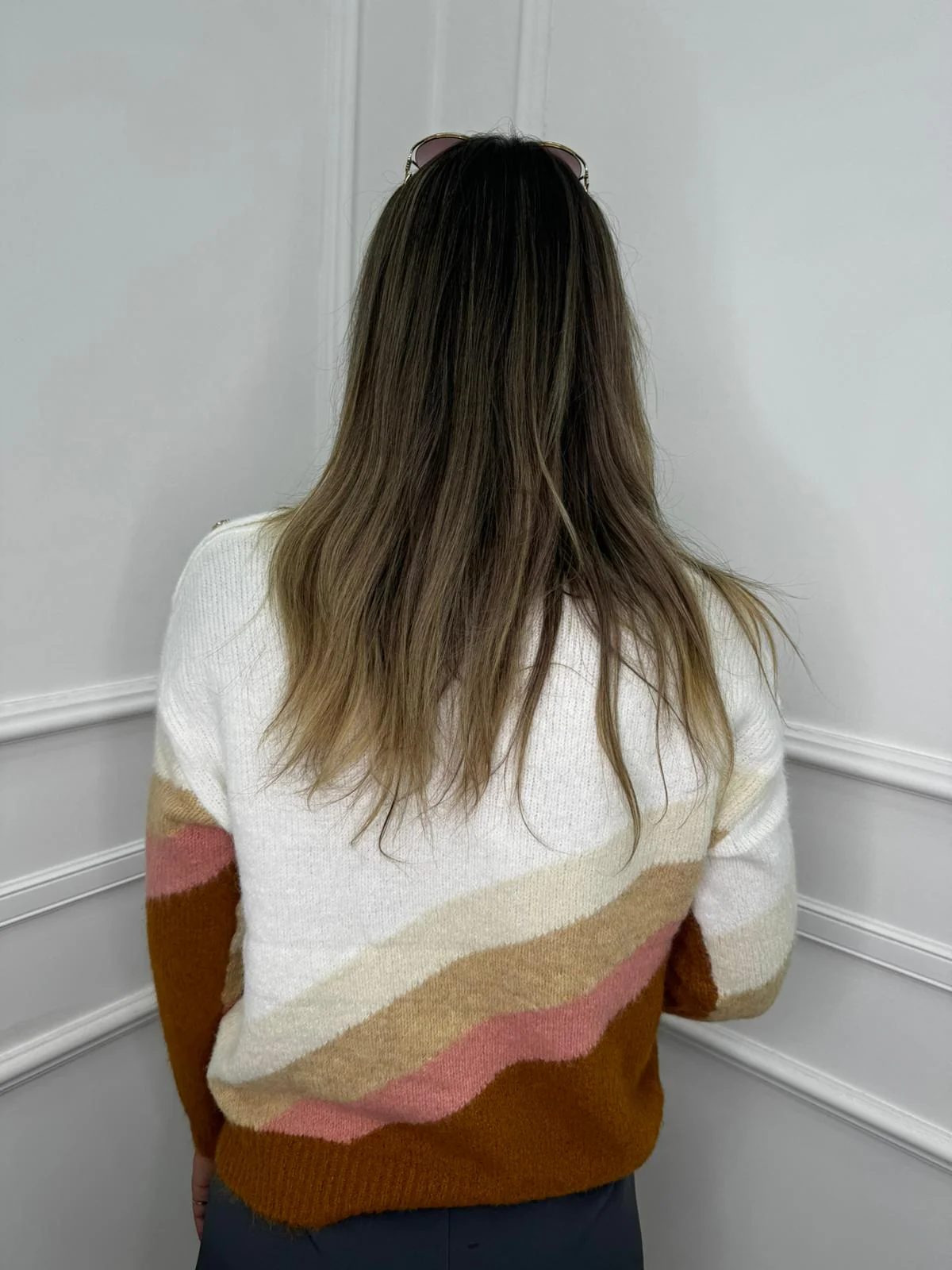 Maglione colorato con bottoni particolari alla spalla - immagine 6