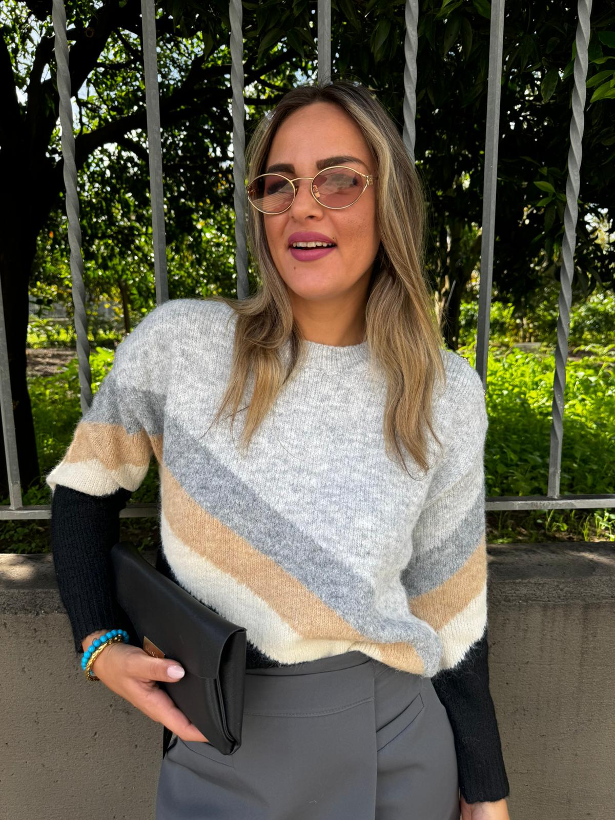 Maglione colorato con bottoni particolari alla spalla