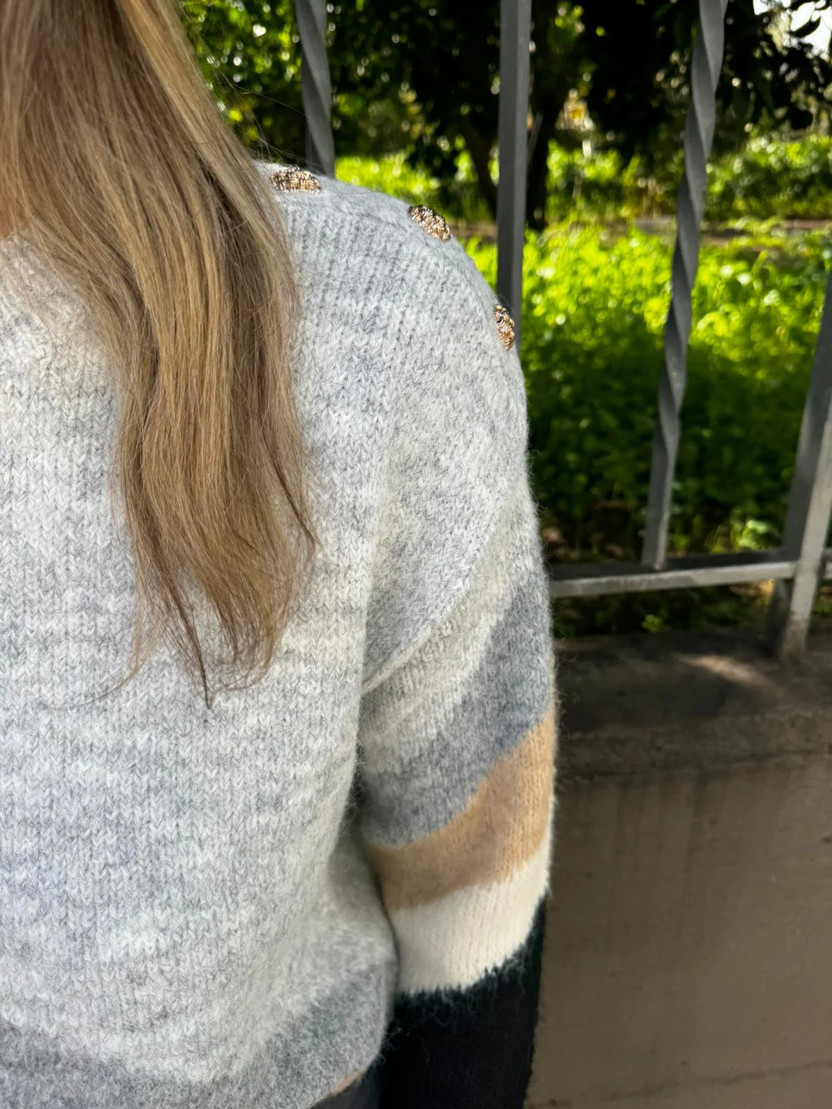 Maglione colorato con bottoni particolari alla spalla - immagine 4