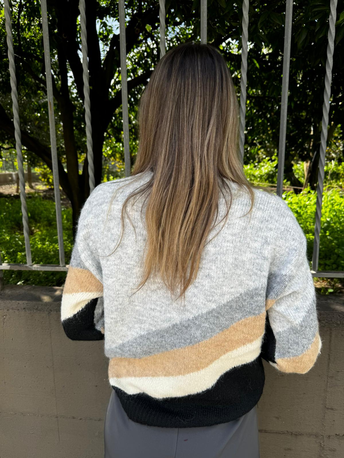 Maglione colorato con bottoni particolari alla spalla - immagine 3