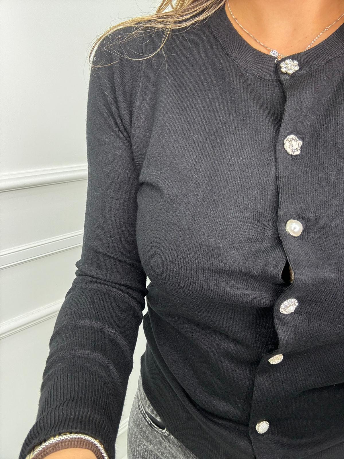 Cardigan in lana rasata con bottoni particolari - immagine 6