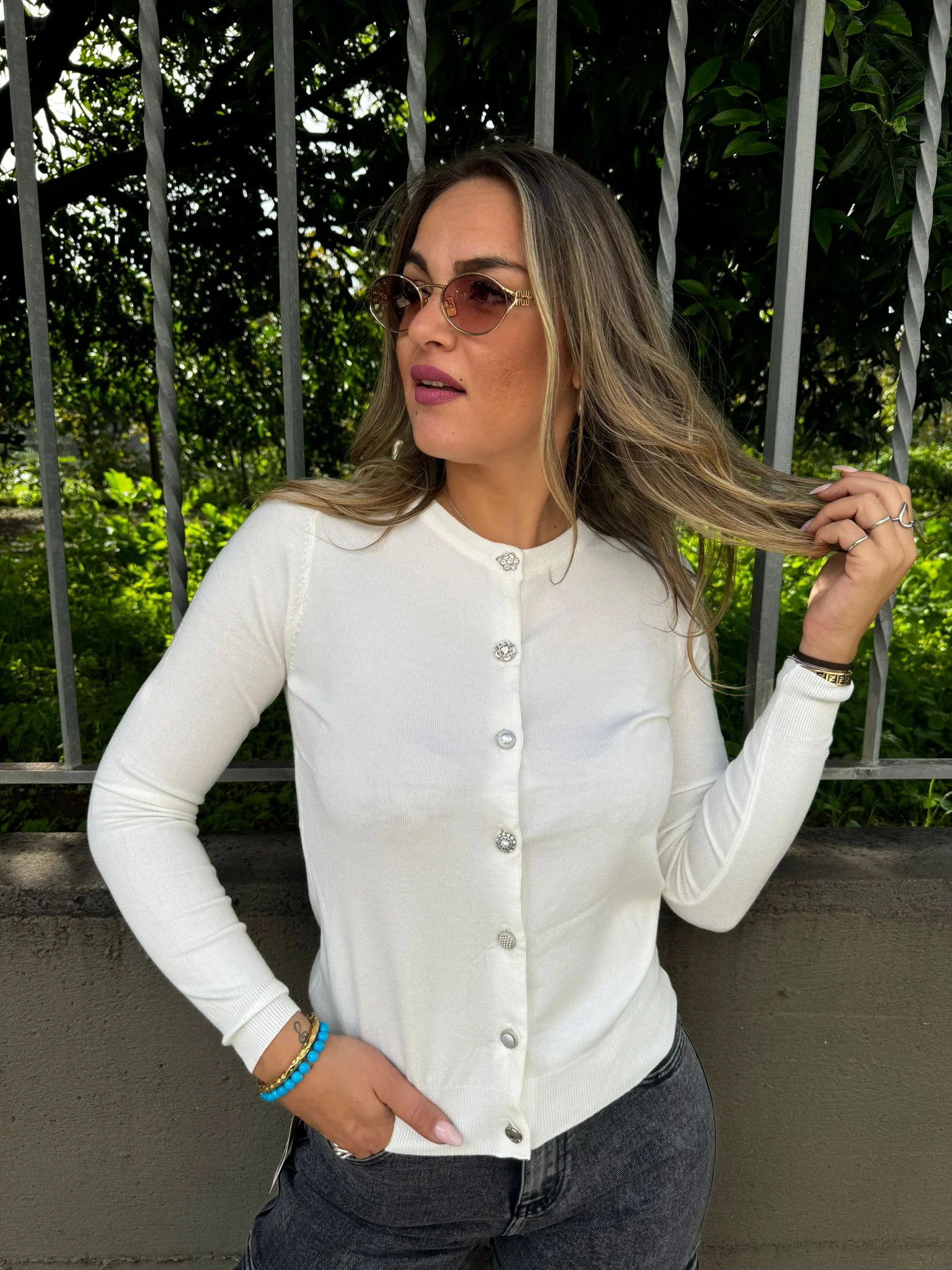 Cardigan in lana rasata con bottoni particolari