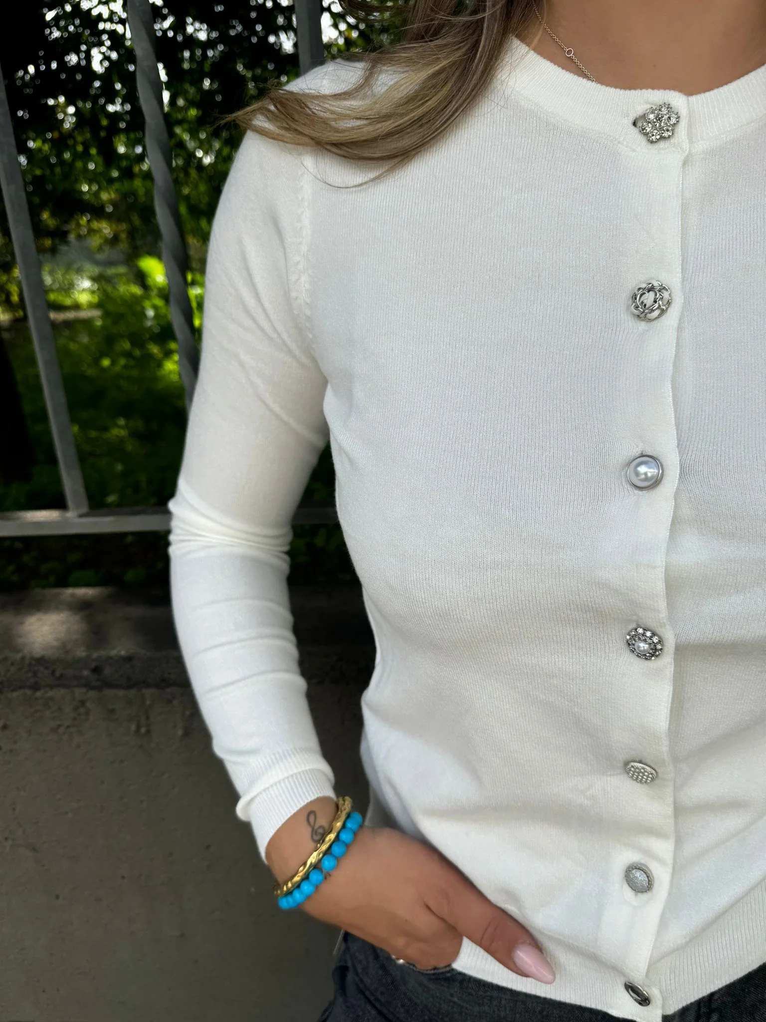 Cardigan in lana rasata con bottoni particolari - immagine 3