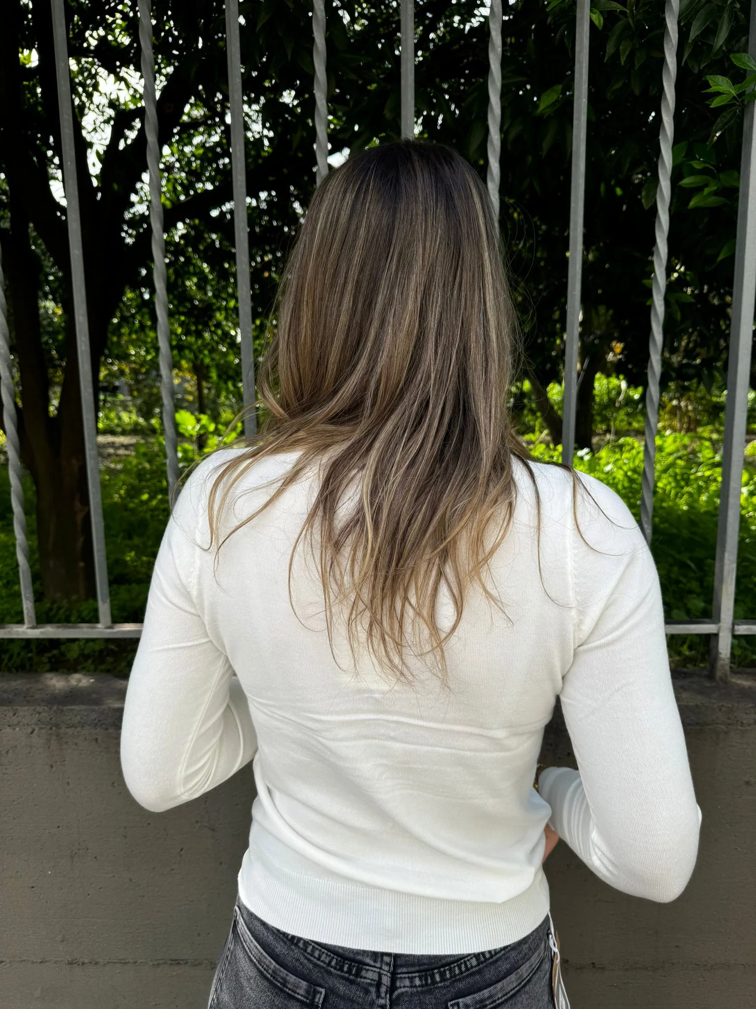 Cardigan in lana rasata con bottoni particolari - immagine 4