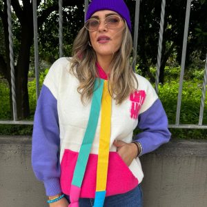 Maglione in simil lana colorato con cappuccio