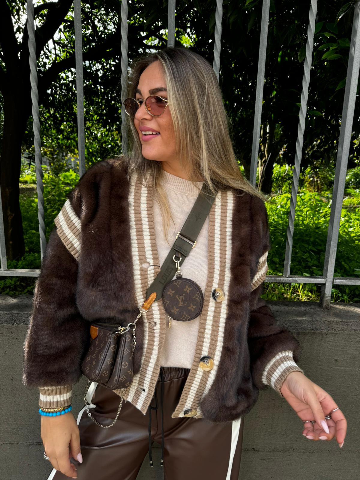 Pelliccia marrone con inserti in tessuto