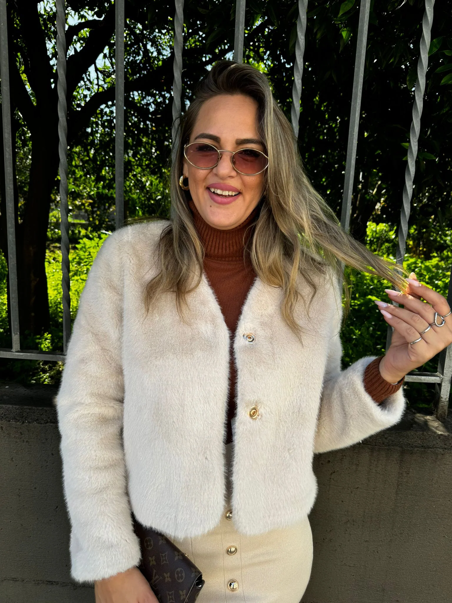 Pelliccia eco modello corto con scollo a V - immagine 8