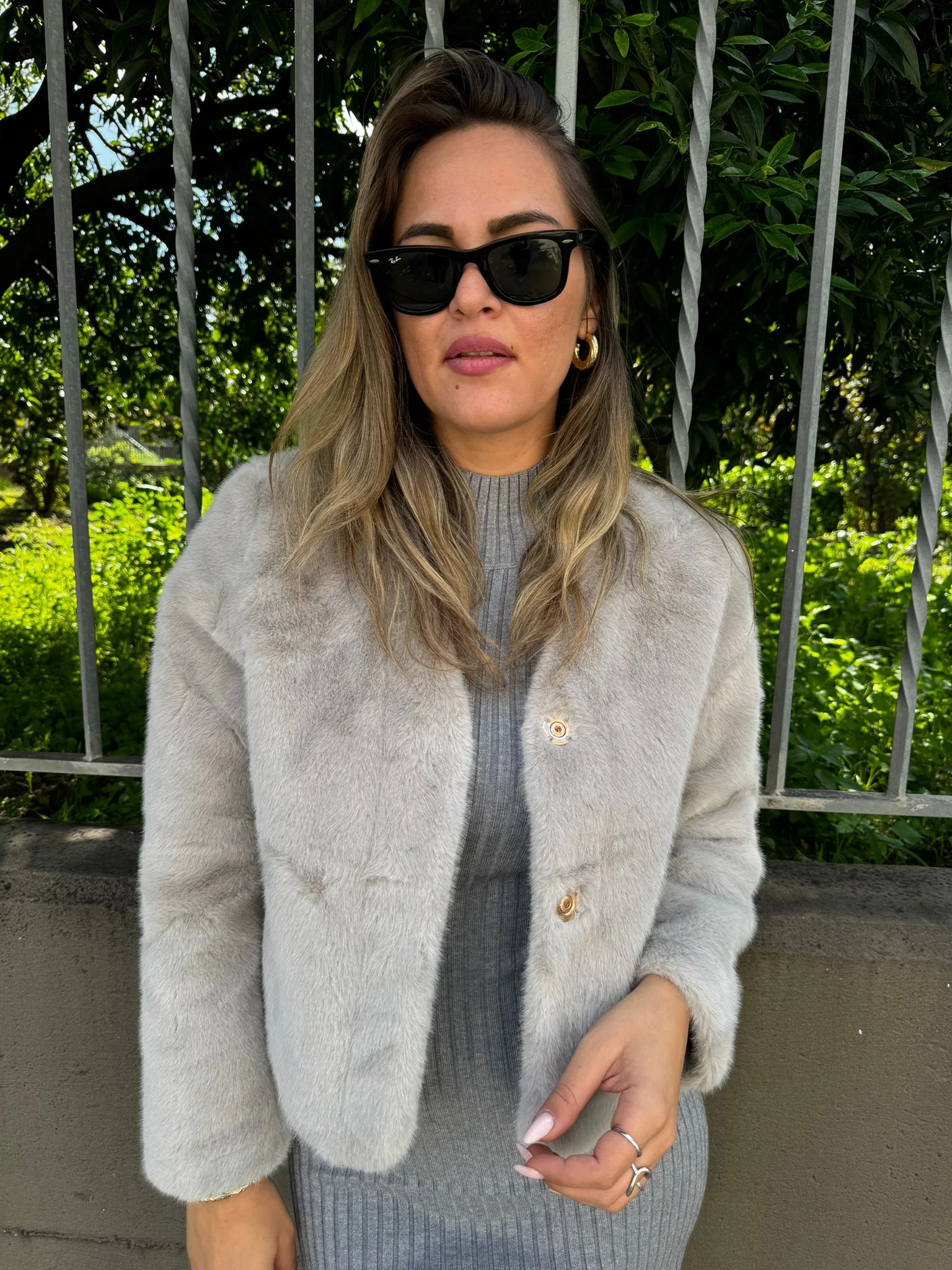 Pelliccia eco modello corto con scollo a V